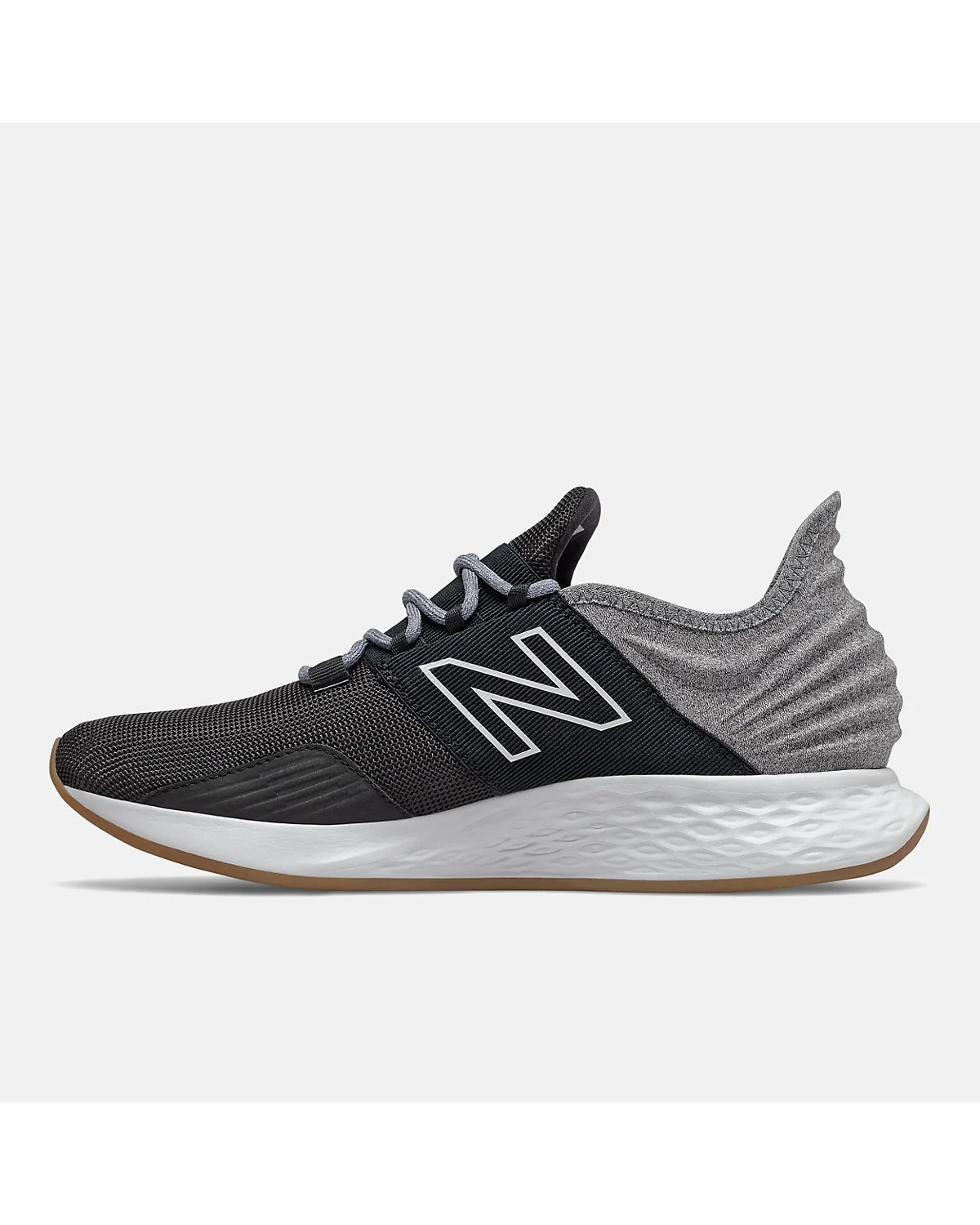 Крупный план сетки чёрных кроссовок New Balance Fresh Foam Roav