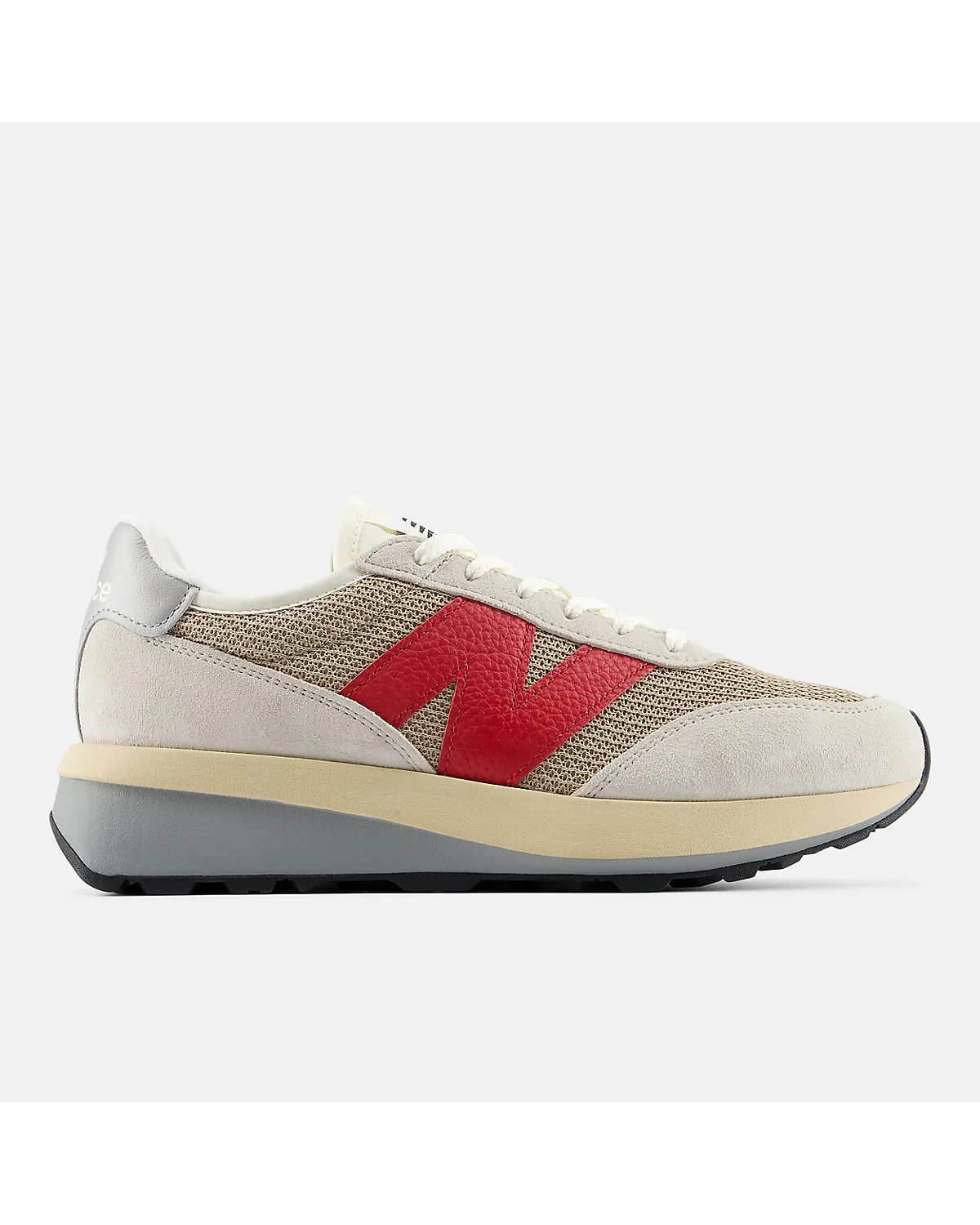 Серо-бежевые кроссовки New Balance 370 с красной вставкой, вид сбоку