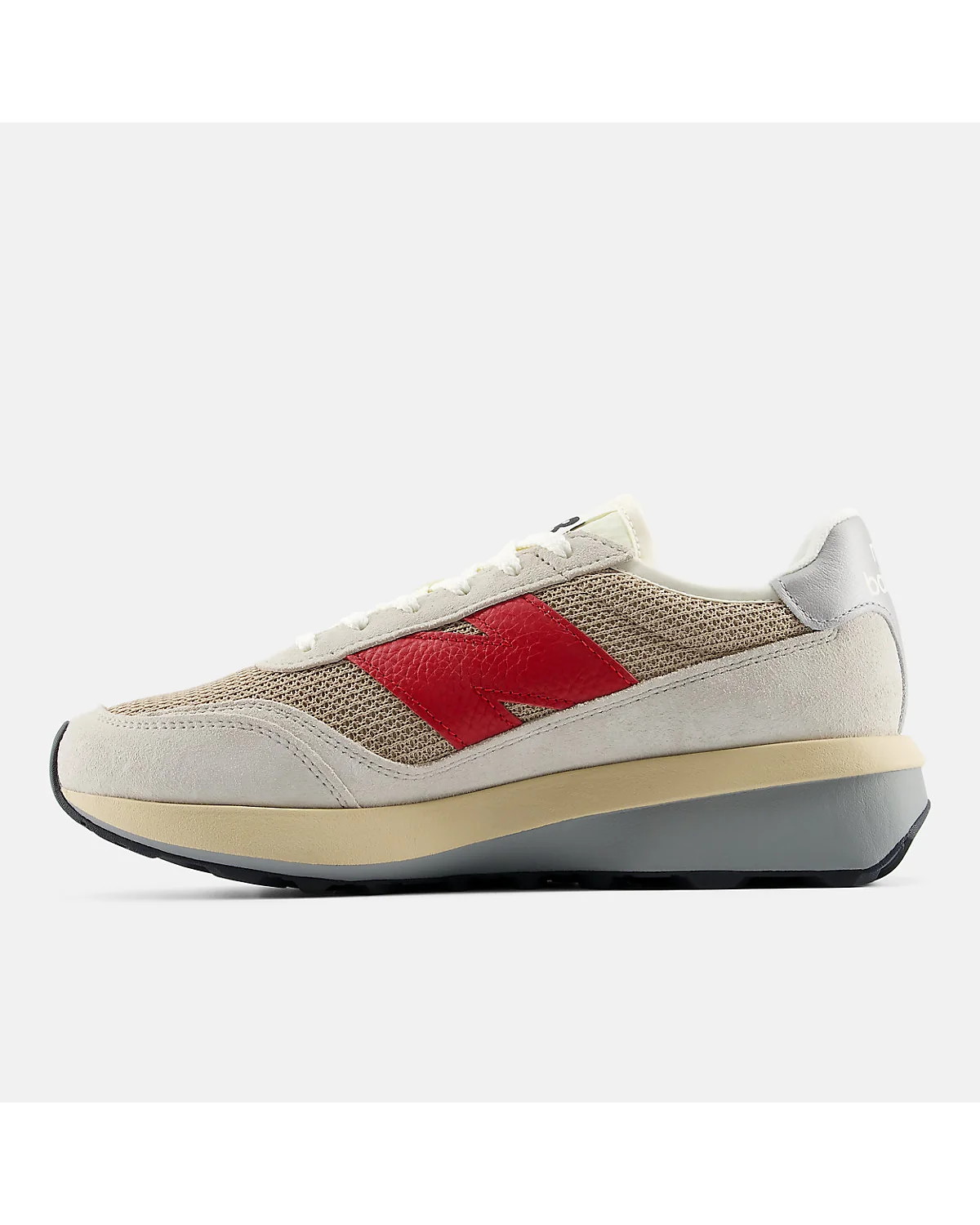 Боковой ракурс серо-бежевых кроссовок New Balance 370 с красной панелью