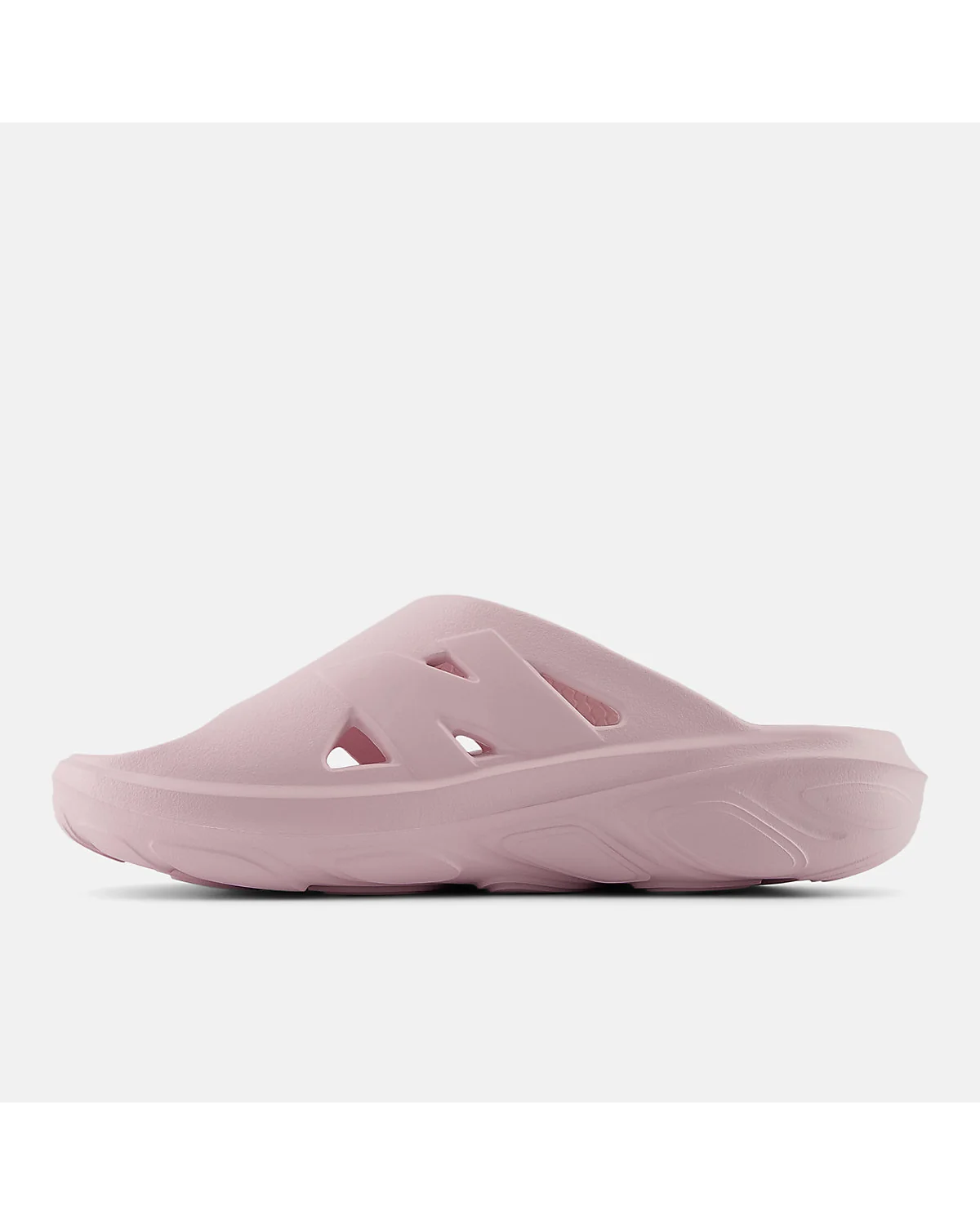 Полубоковой вид лавандово-серых слайдеров New Balance RCVRY Slide