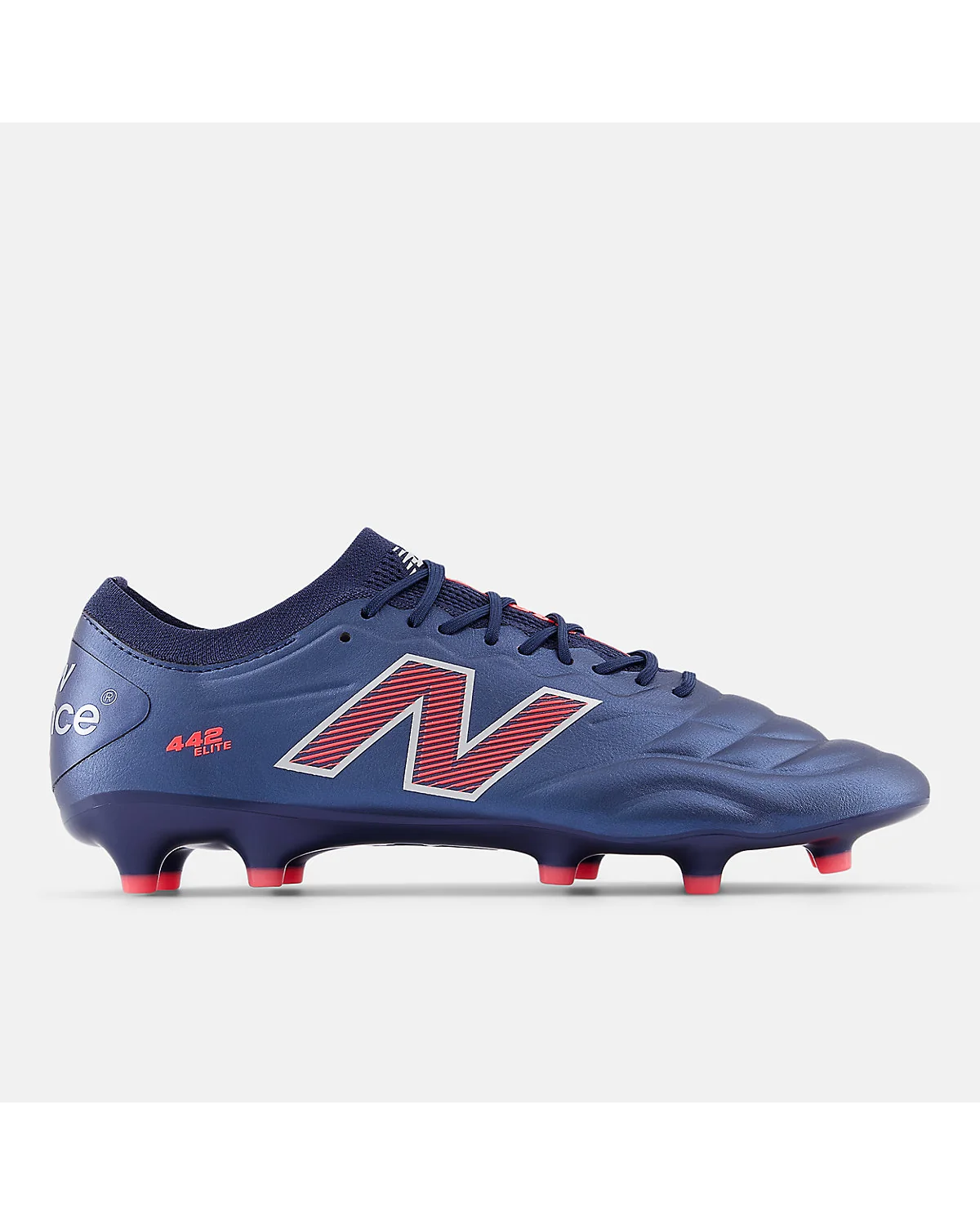Тёмно-синие бутсы New Balance 442 Elite FG v2 с красной вставкой, вид сбоку
