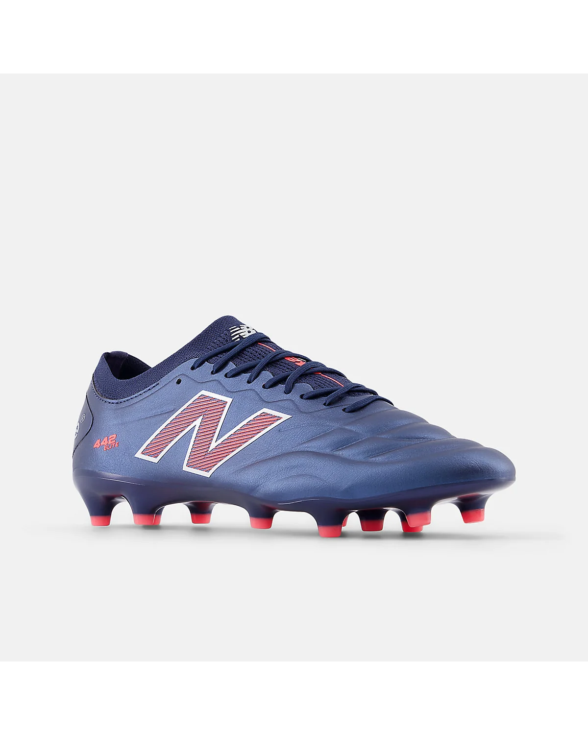 Тёмно-синие бутсы New Balance 442 Elite FG v2, вид на систему шипов и боковой рисунок