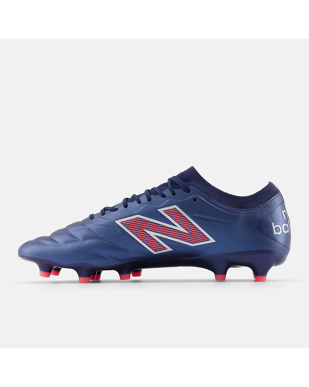 Вид снизу на шипы и подошву тёмно-синих бутс New Balance 442 Elite FG v2