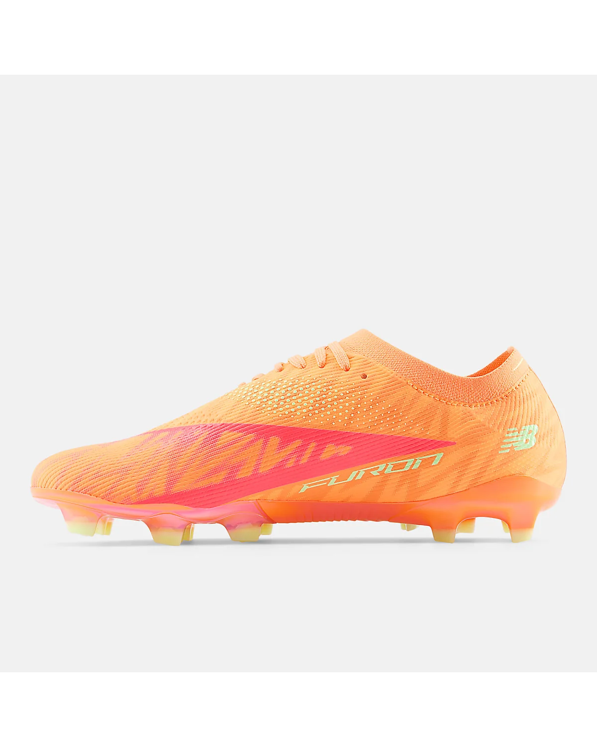Текстура вязаного верха Hypoknit бутс New Balance Furon Elite, крупный план.