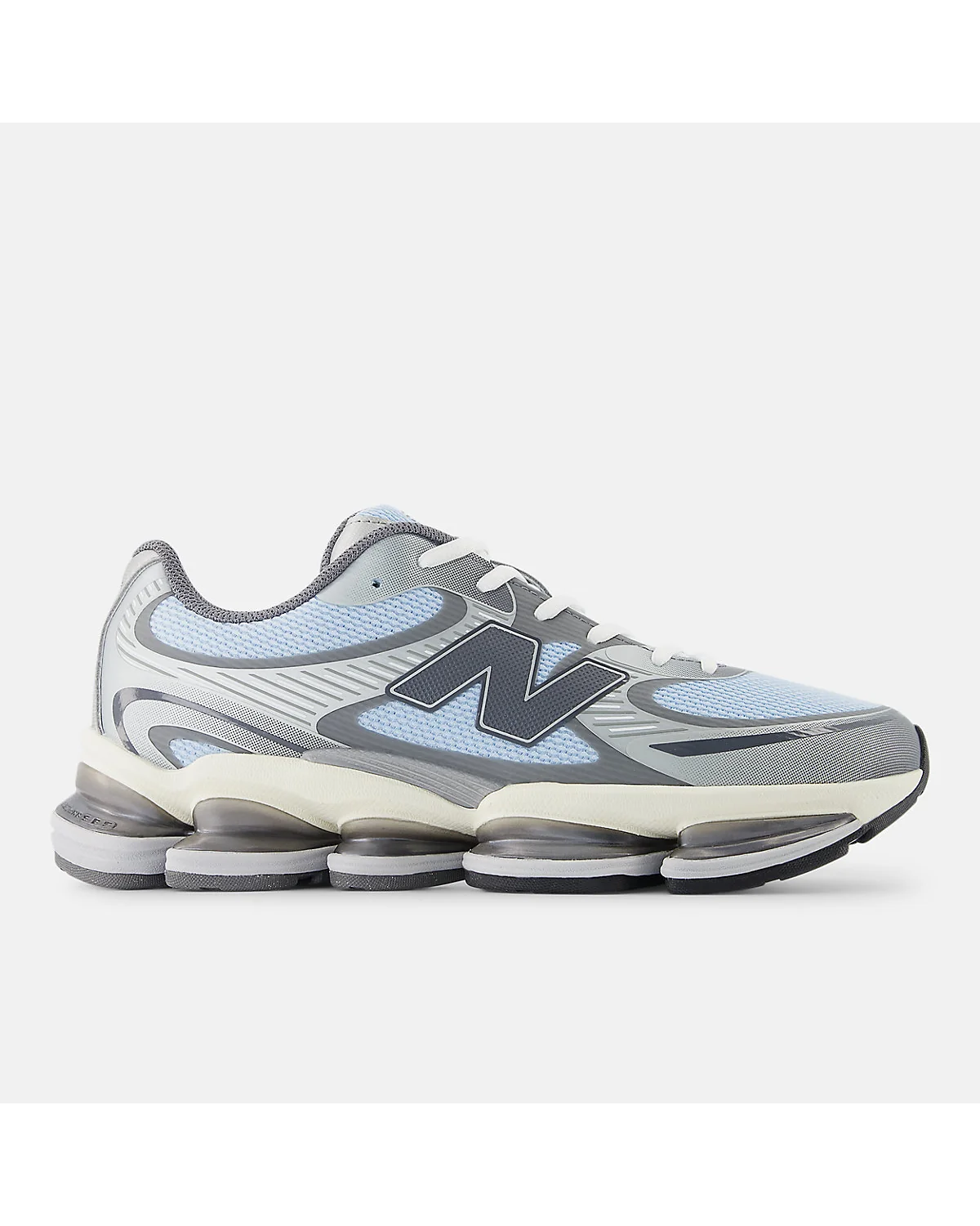 Кроссовки New Balance Abzorb 2000 голубого хромового цвета с серебристым пяточником, вид сбоку.