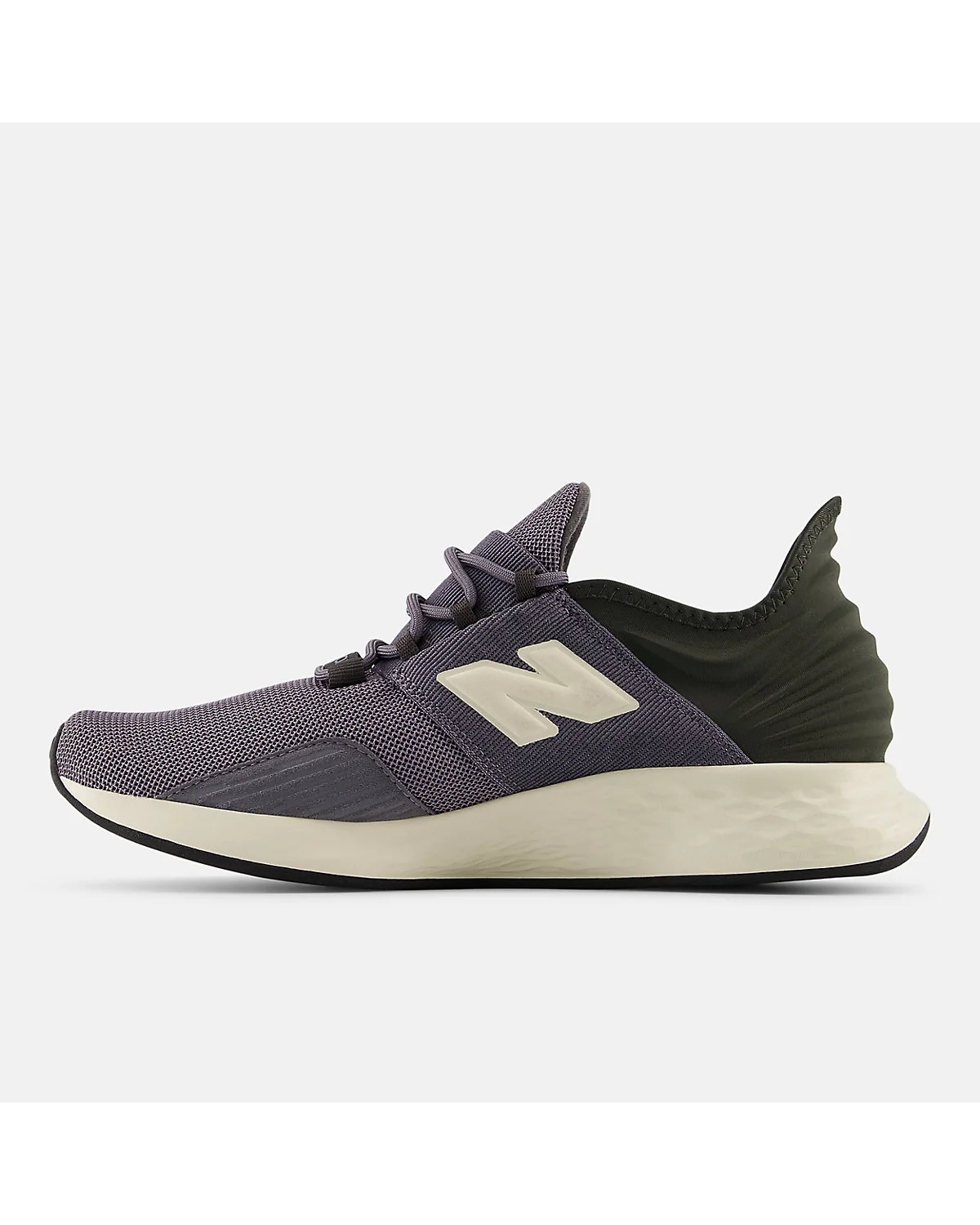 Подошва и текстильный верх кроссовок New Balance Fresh Foam Roav, вид снизу и сбоку.