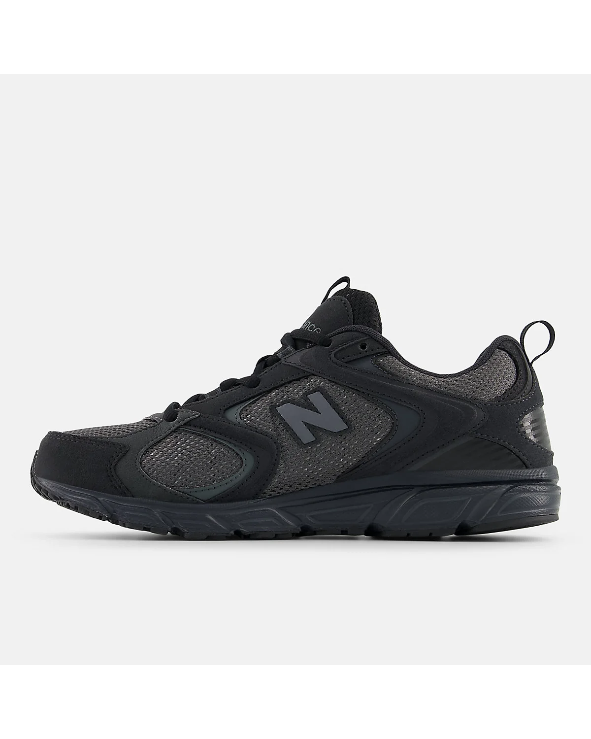 Замшевый и сетчатый верх кроссовок New Balance 408, вид мысковой части.