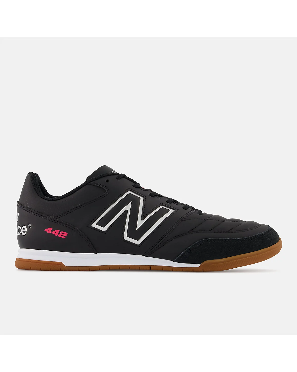 Зальные футбольные кроссовки New Balance 442 V2 Team IN чёрного цвета с белыми элементами, вид сбоку.