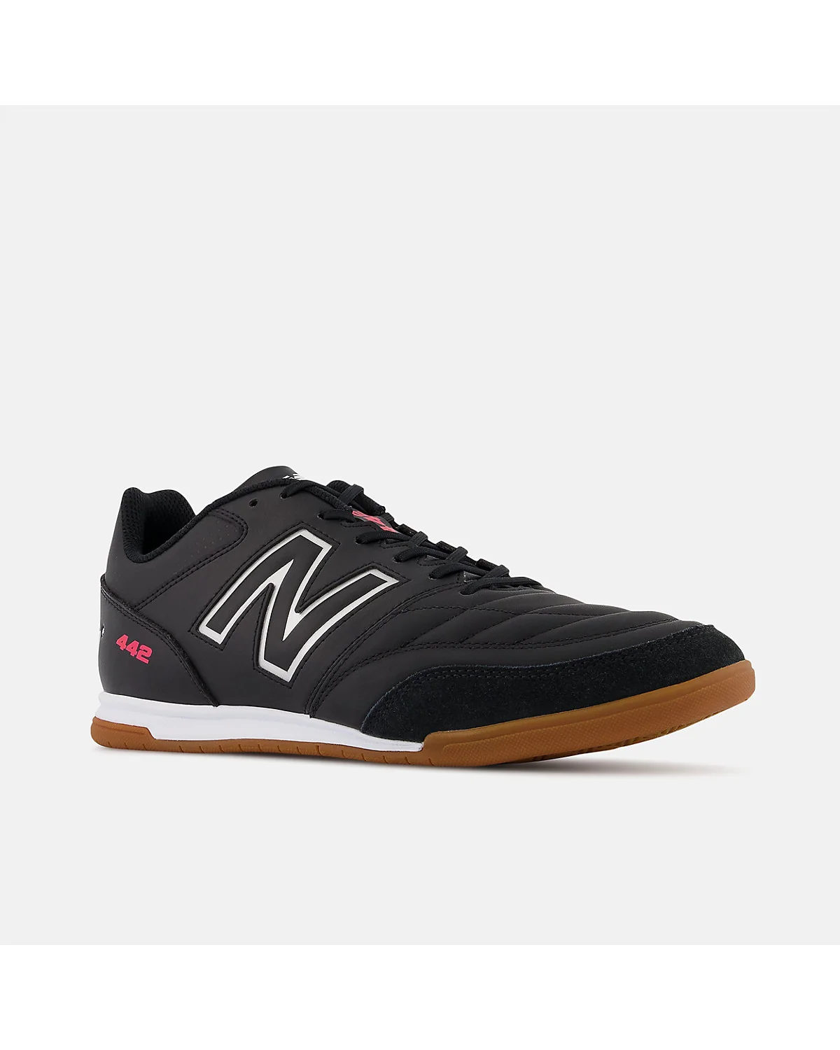 Чёрные кроссовки New Balance 442 V2 Team IN, вид под углом с видимой белой подошвой.