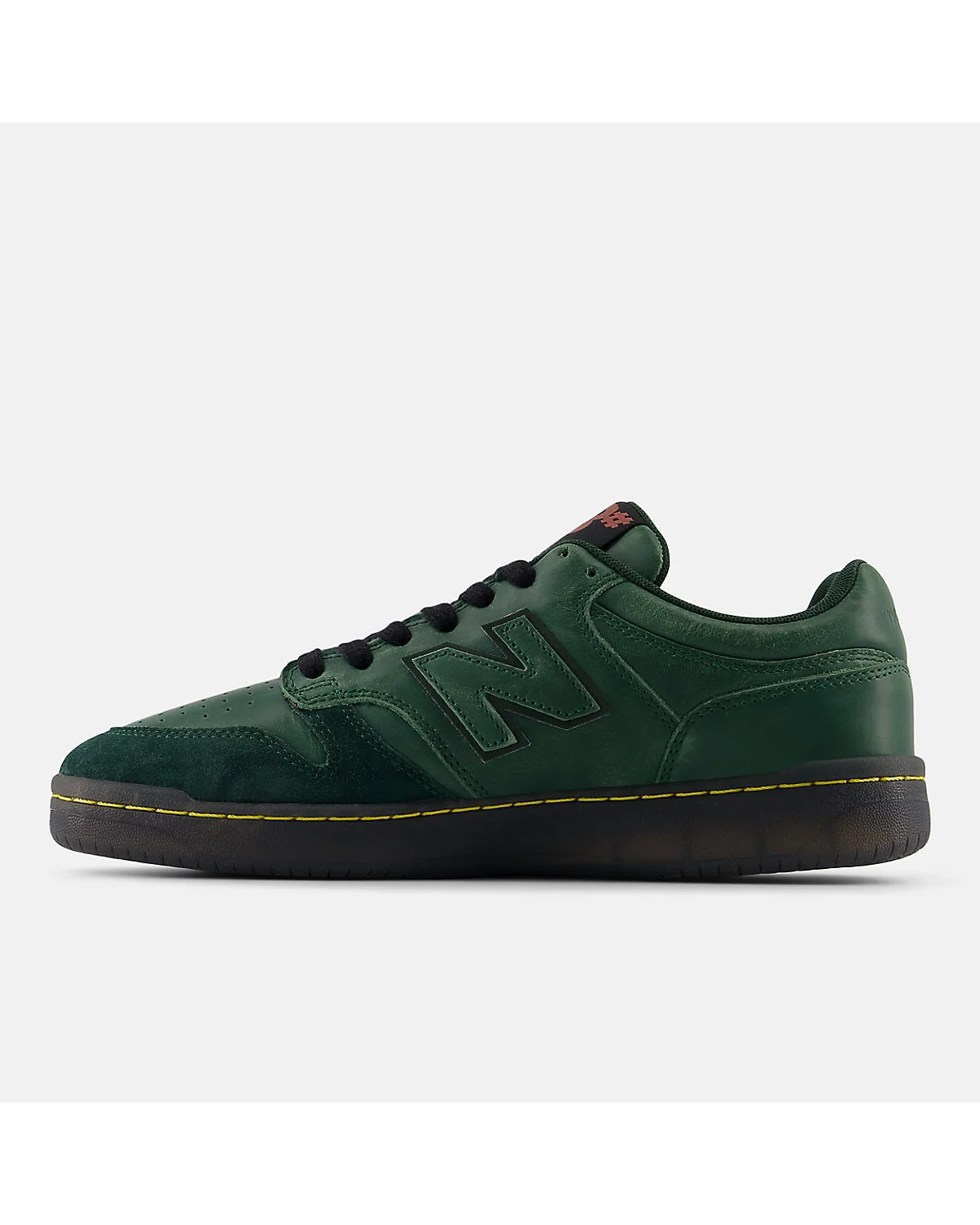 Текстура зелёной замши кроссовок New Balance NB Numeric 480, крупный план мыска.