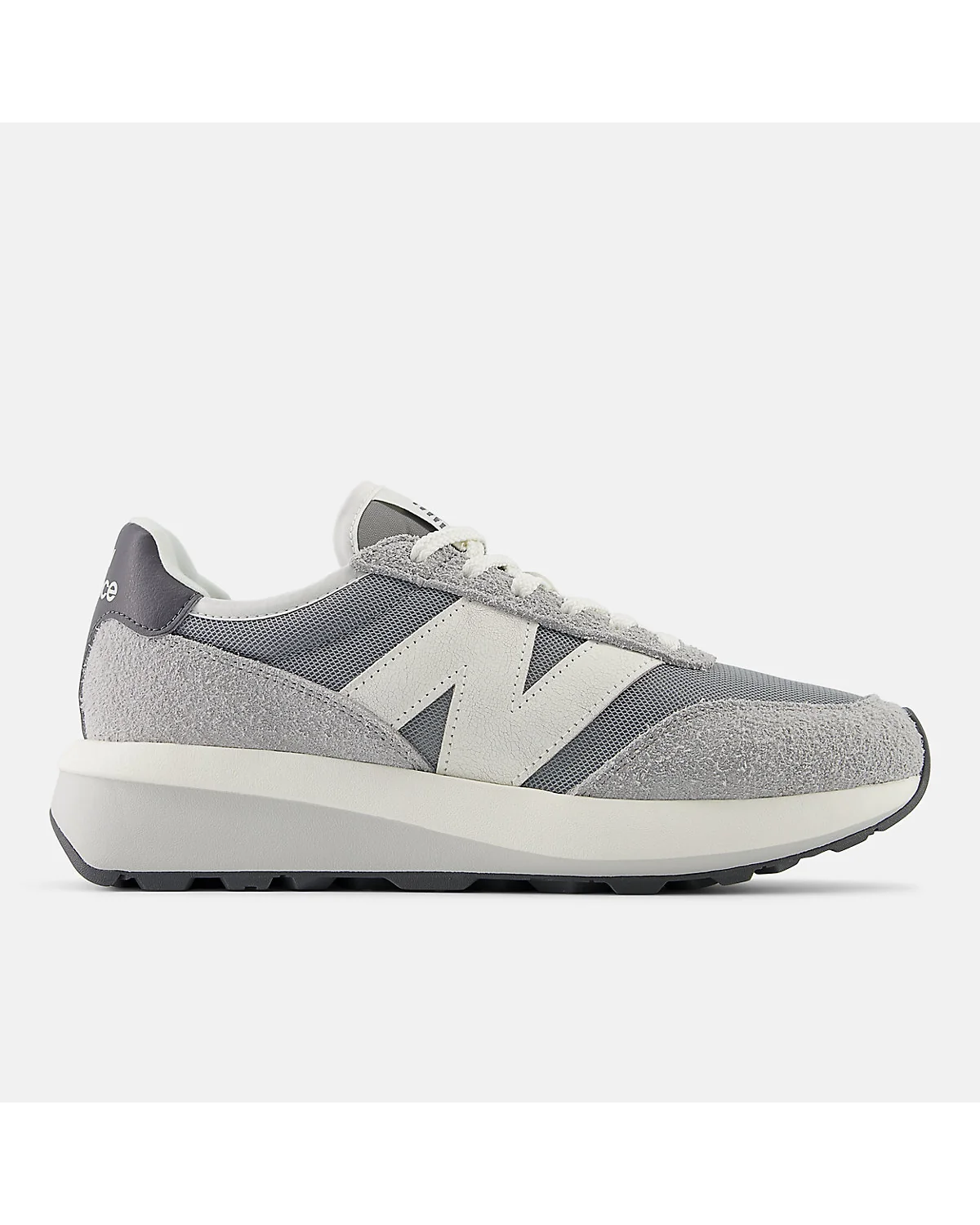 Кроссовки New Balance 370 серого цвета с белыми полосами и кремовой подошвой, вид сбоку.