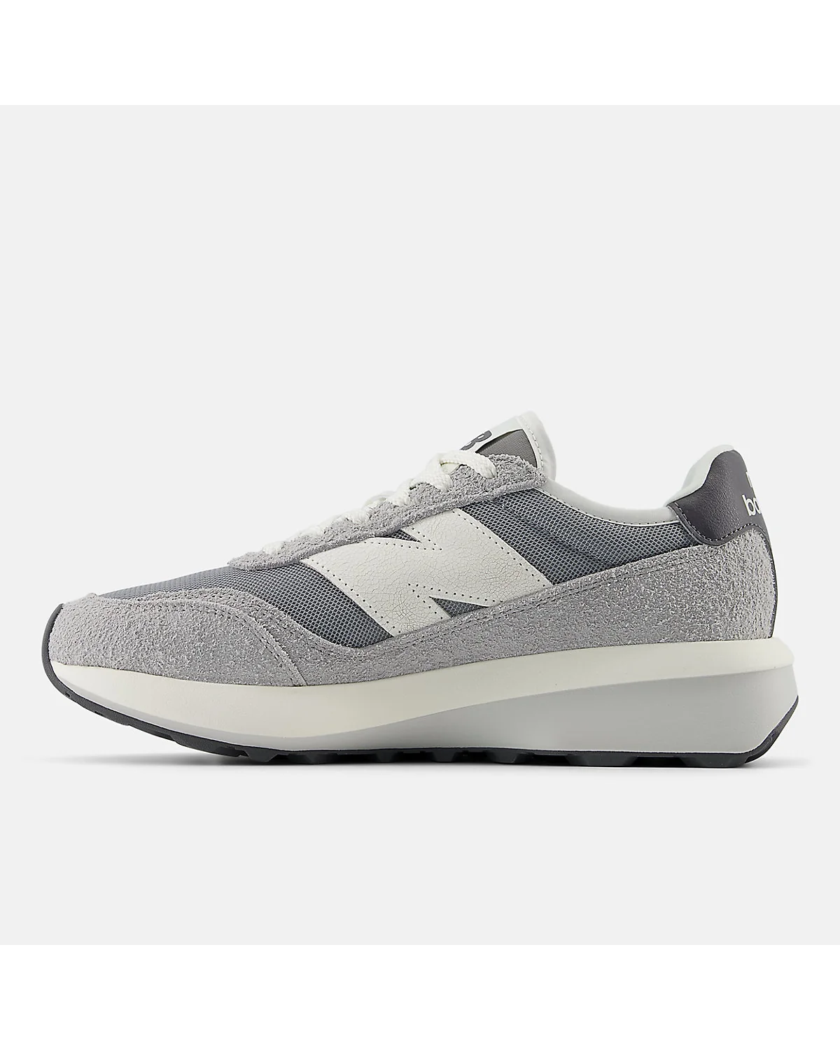 Кожаный верх и кремовая подошва кроссовок New Balance 370, крупный план.
