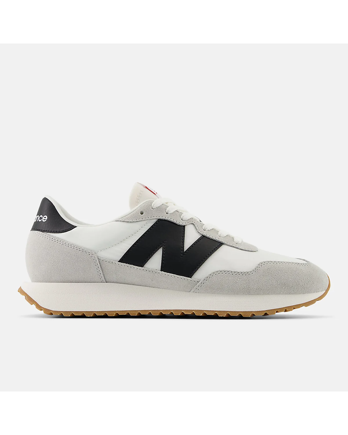 Кроссовки New Balance 237 белого цвета с серыми и чёрными полосами, вид сбоку.