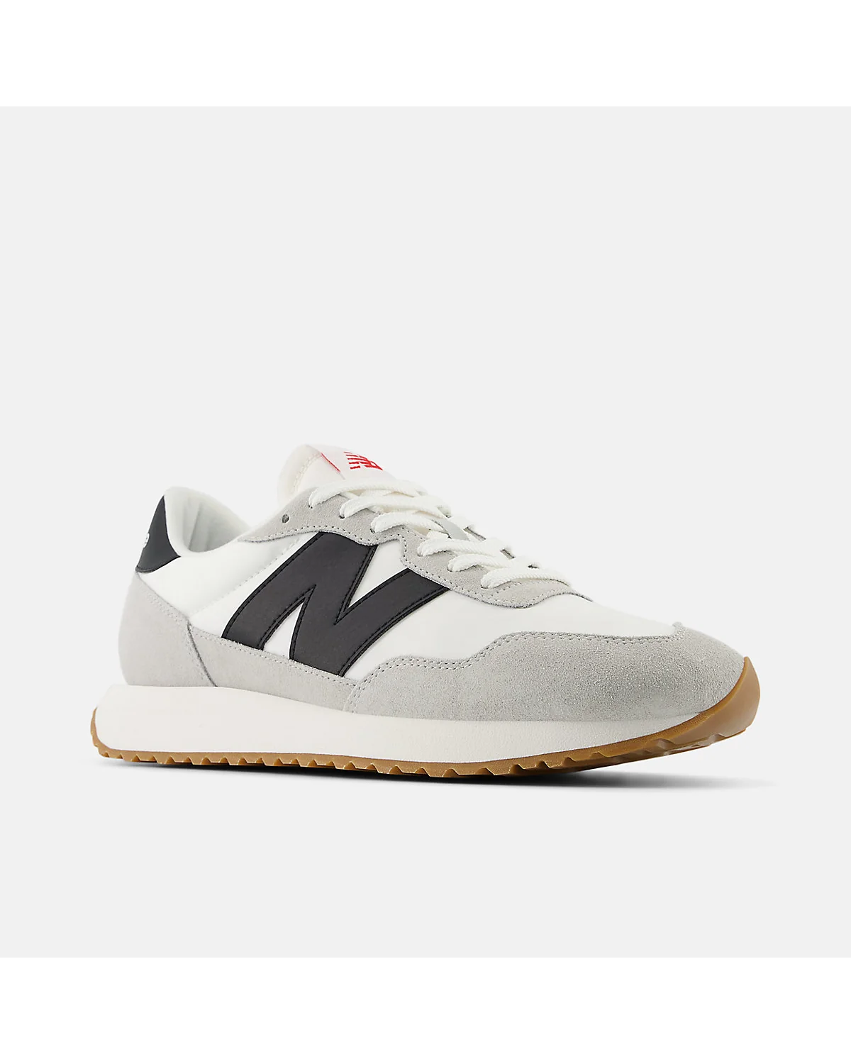 Белые кроссовки New Balance 237, альтернативный ракурс, видны белые и чёрные секции.