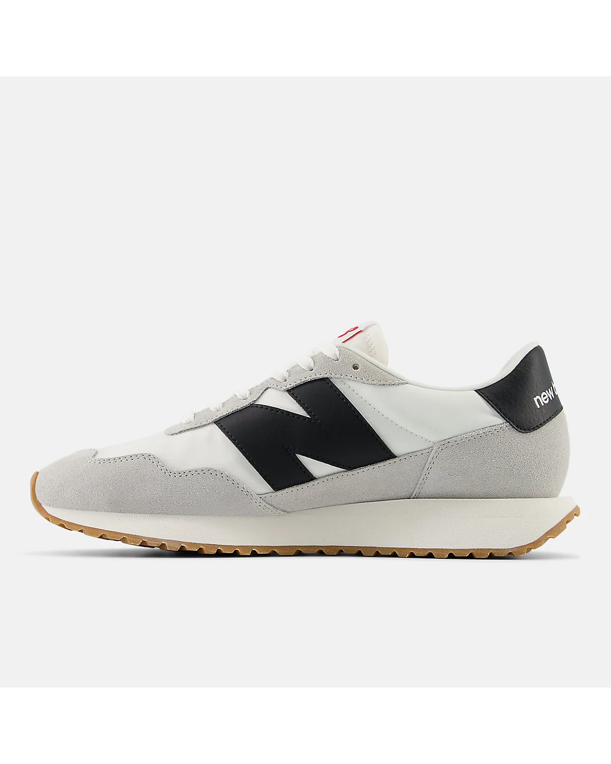 Толстая подошва кроссовок New Balance 237 белого цвета и текстура верха, крупный план.