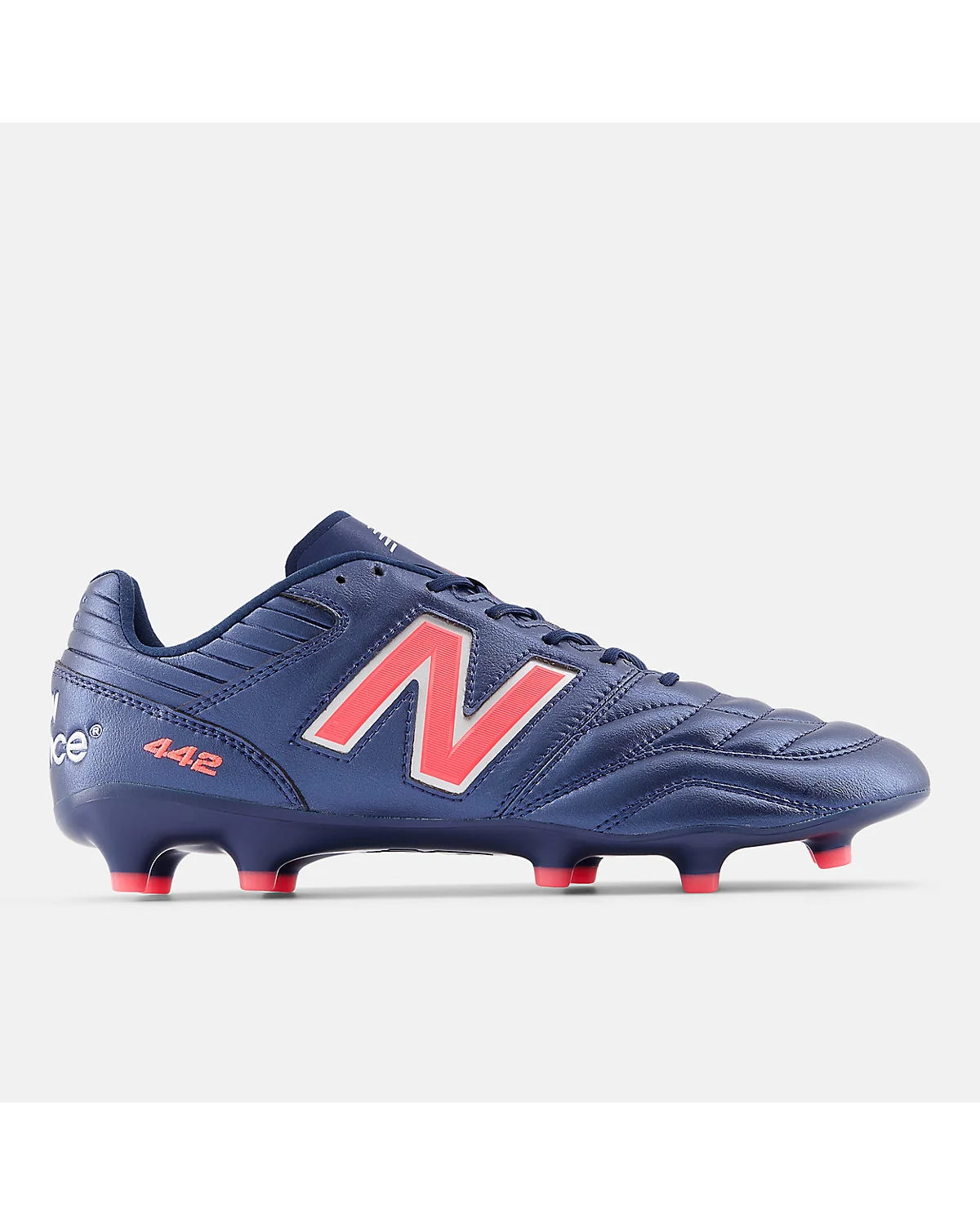 Футбольные бутсы New Balance 442 Pro FG V2 тёмно-синего цвета с красным логотипом, вид сбоку.