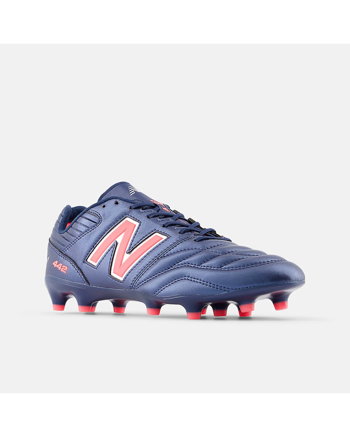 Тёмно-синие бутсы New Balance 442 Pro FG V2, вид под углом с видимыми шипами.