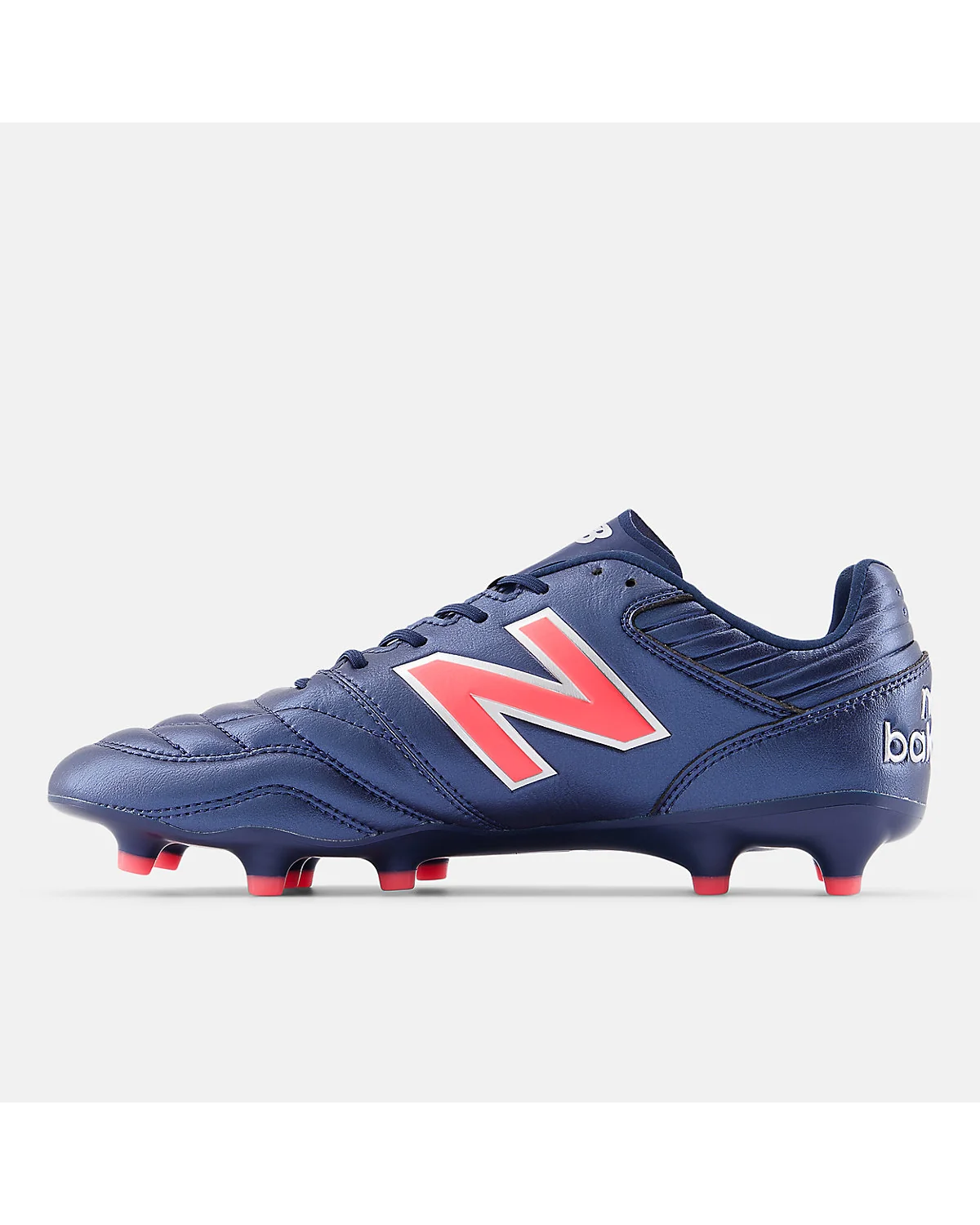 Кожаный верх и серебристые полосы бутс New Balance 442 Pro FG тёмно-синего цвета, крупный план.