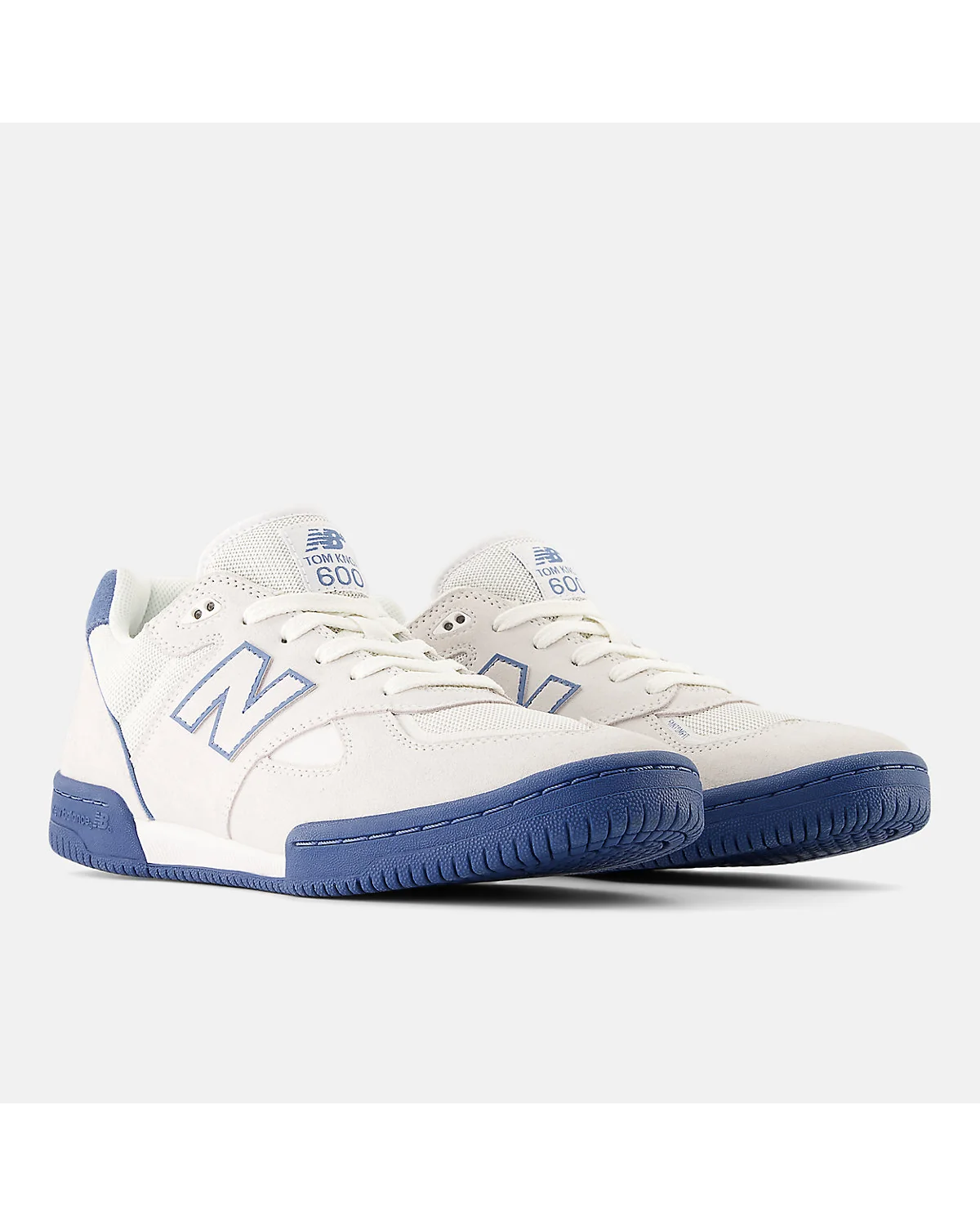 Вид сзади серо-голубых кроссовок New Balance с голубой вставкой на пятке.