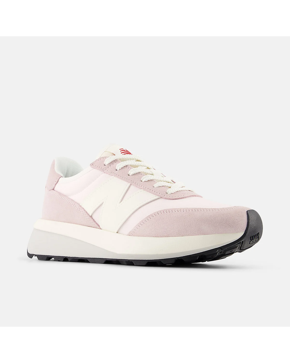 Вид сзади розовых кроссовок New Balance с укреплённой пяткой.