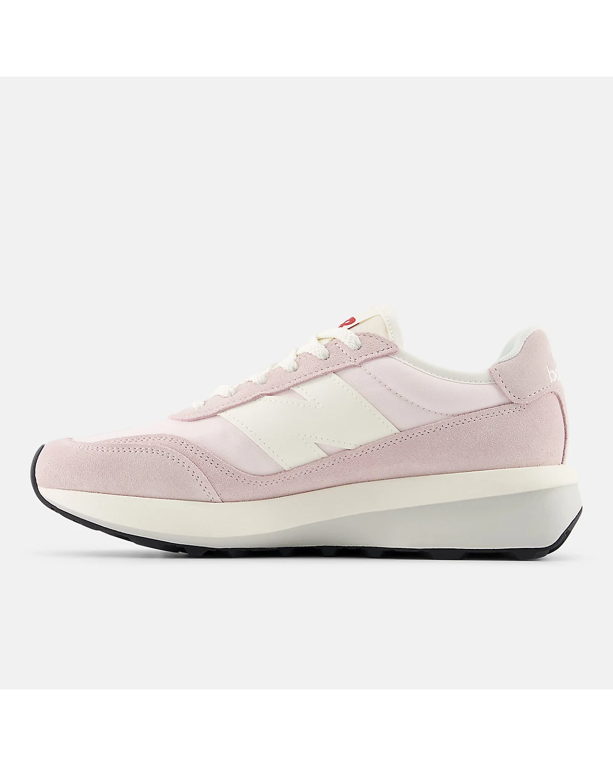Розовые женские кроссовки New Balance с белым язычком, вид под углом.