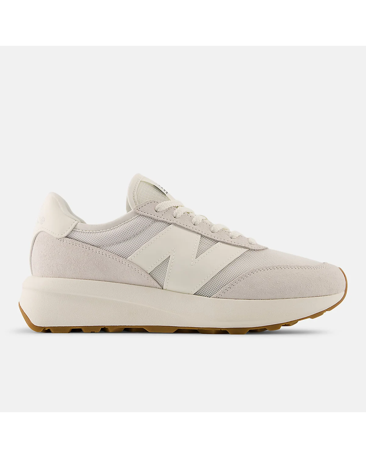 Бежевые кроссовки New Balance 370 на платформе, вид сбоку.