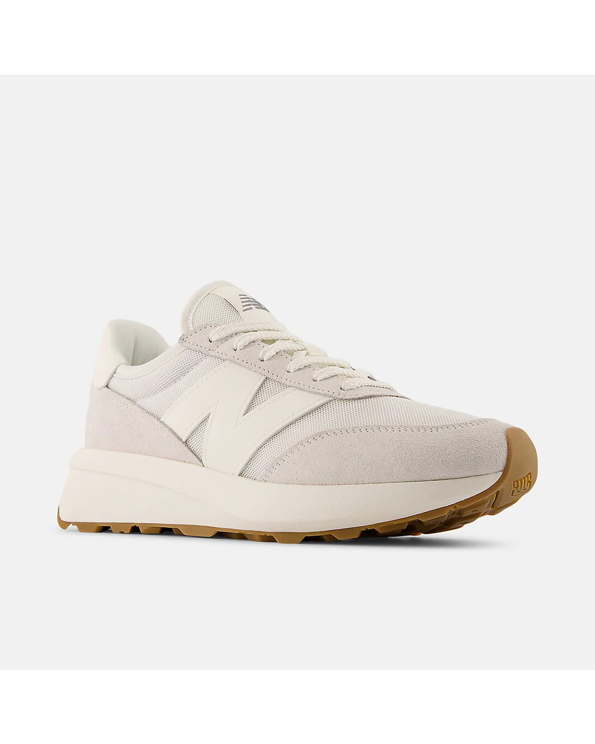 Бежево-белые кроссовки New Balance с коричневым краем подошвы, вид под углом.