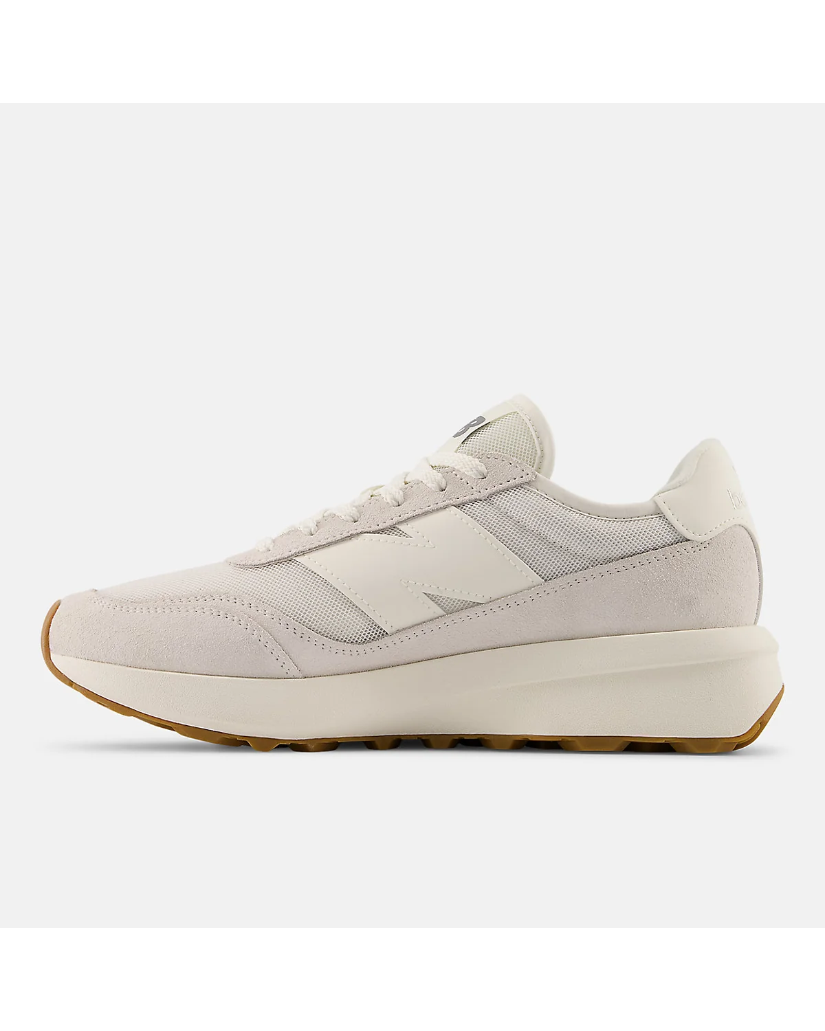 Вид сзади бежевых кроссовок New Balance с коричневым акцентом.
