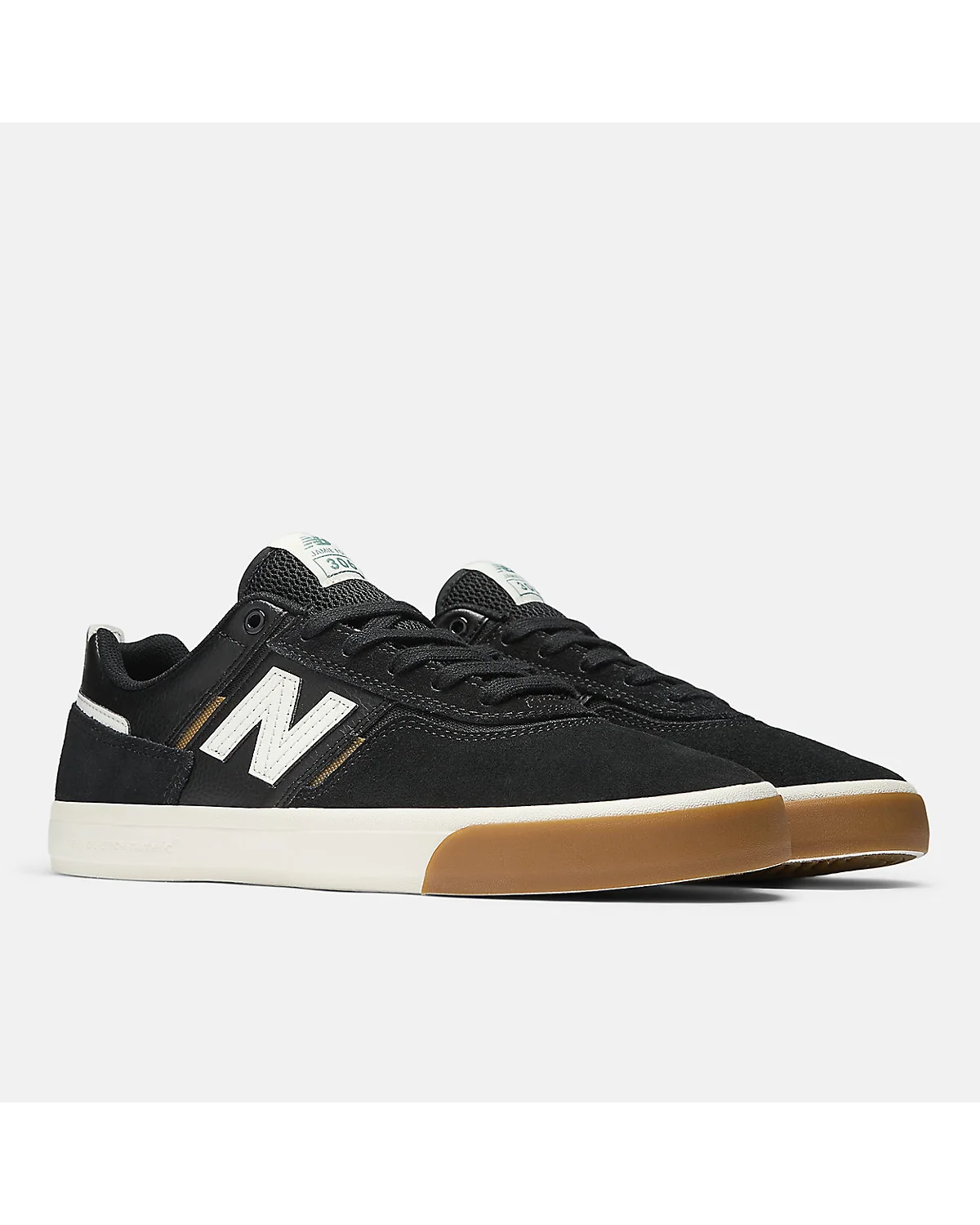 Вид сзади чёрных кроссовок New Balance с белым и коричневым акцентами.