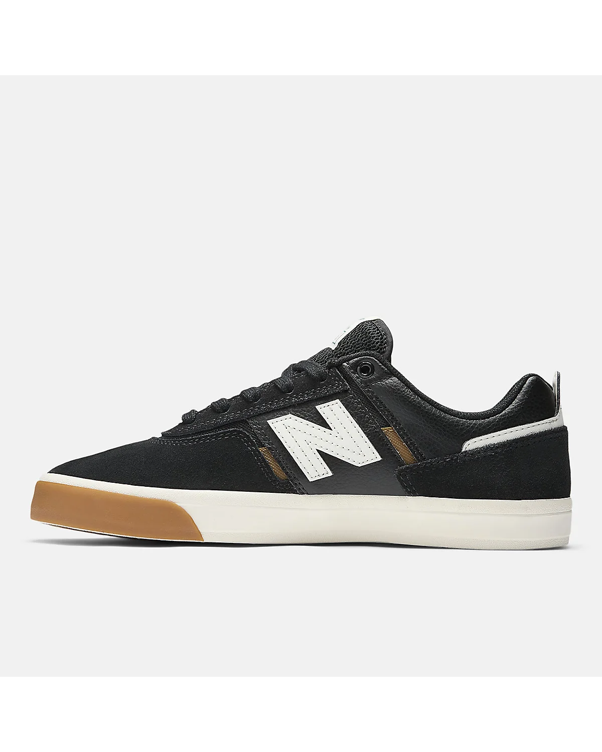 Чёрные кроссовки New Balance с боковой белой полосой, вид под углом.