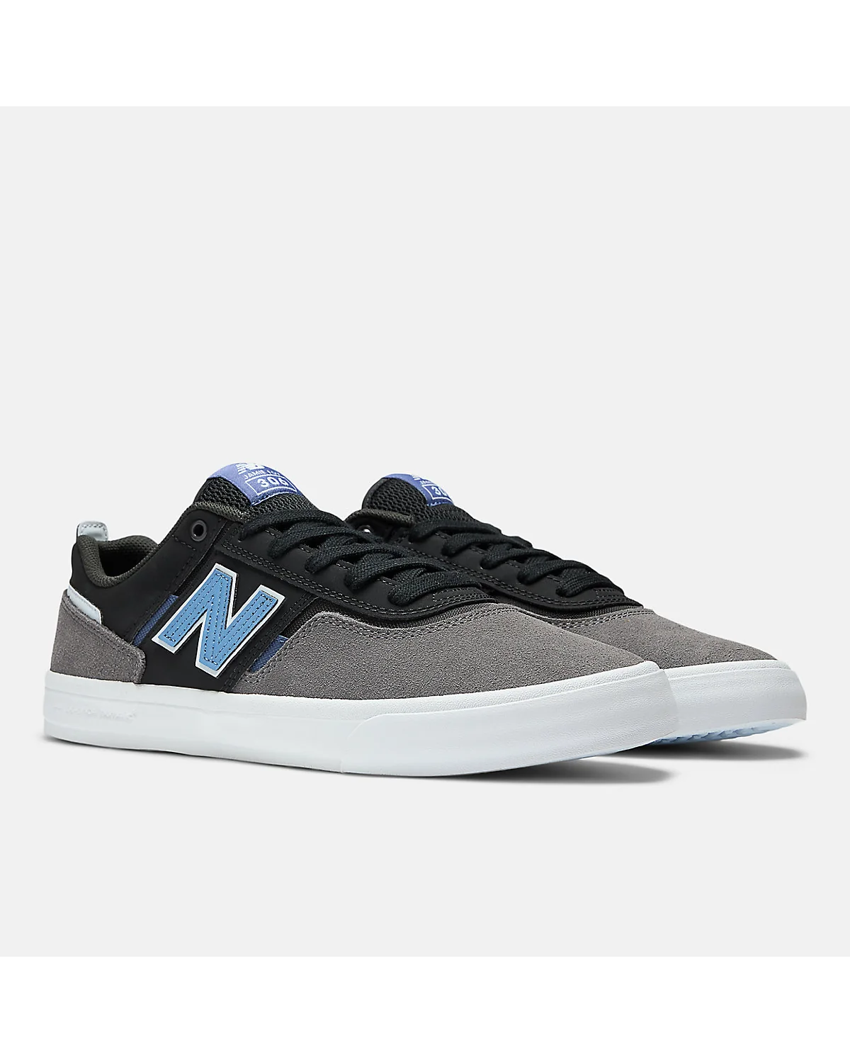 Вид сзади серо-чёрных кроссовок New Balance с белым акцентом на пятке.