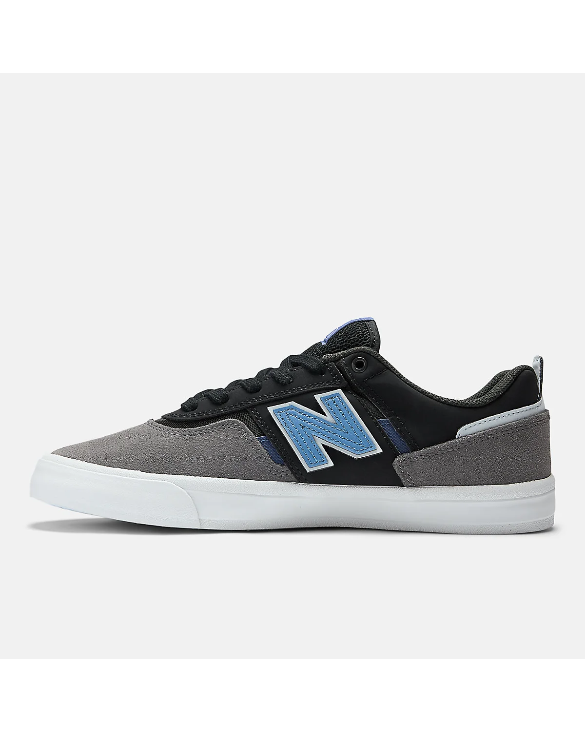 Серо-чёрные кроссовки New Balance с белой полосой, вид под углом.