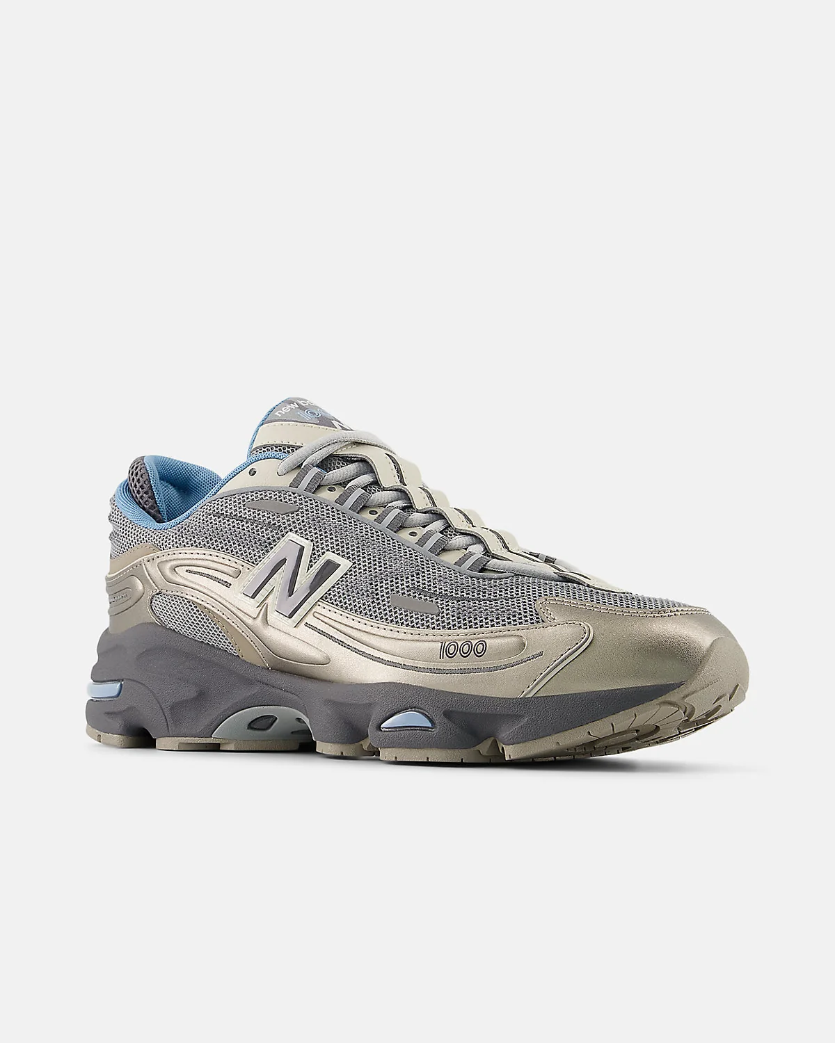 Разноцветные кроссовки New Balance с голубыми деталями, вид под углом.