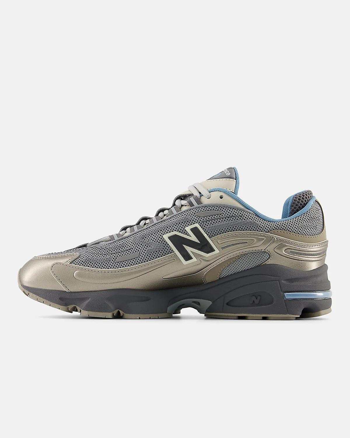 Вид сзади разноцветных кроссовок New Balance с голубым акцентом пятки.