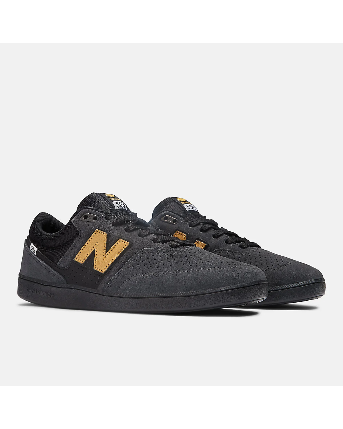 Вид сзади тёмно-серых кроссовок New Balance с жёлтым логотипом.