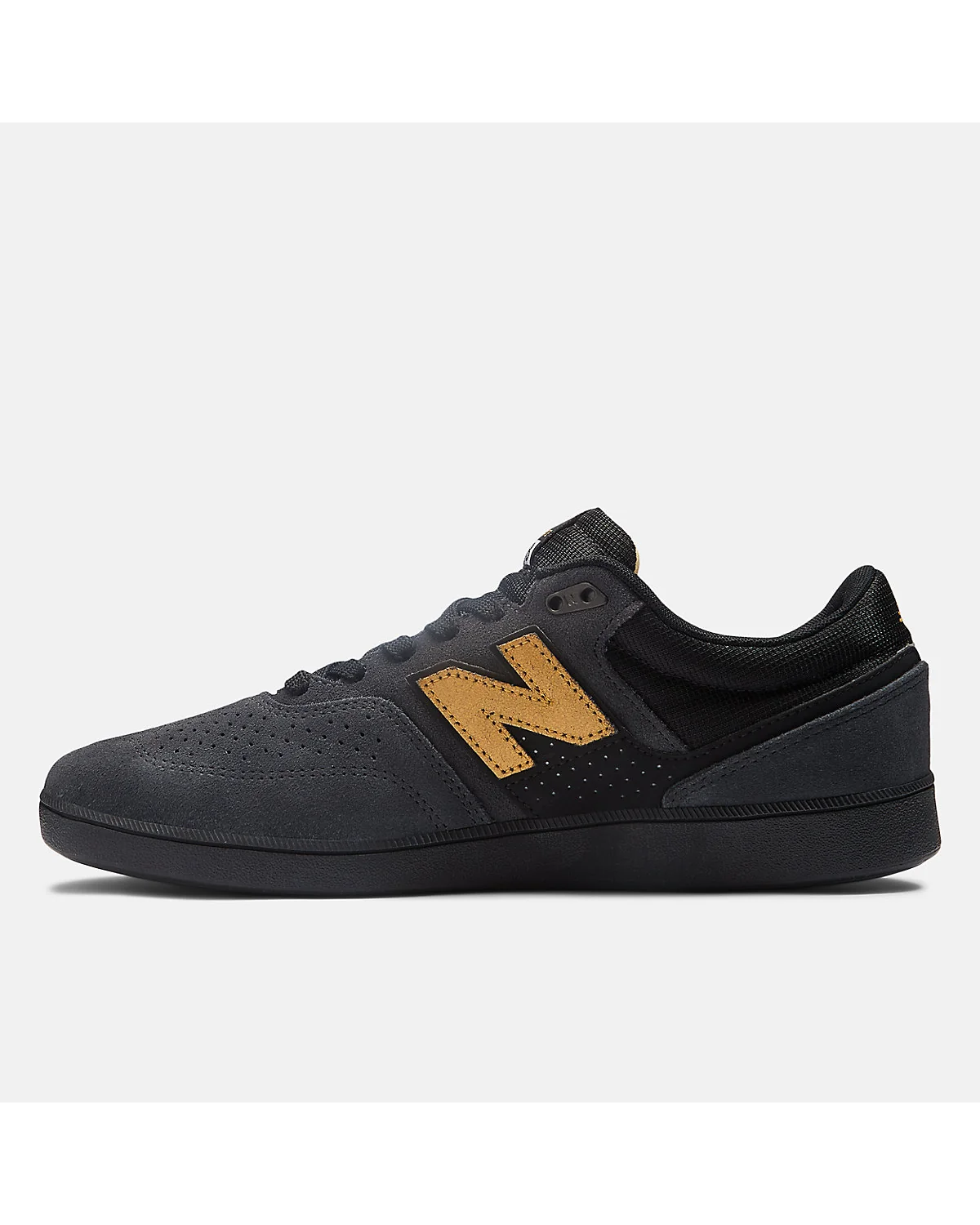 Тёмно-серые кроссовки New Balance с золотистым акцентом, вид под углом.