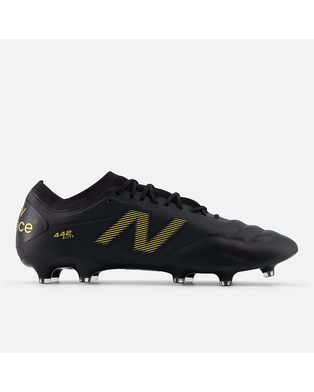 Чёрные футбольные бутсы New Balance 442 Elite с золотистыми полосами, вид сбоку.