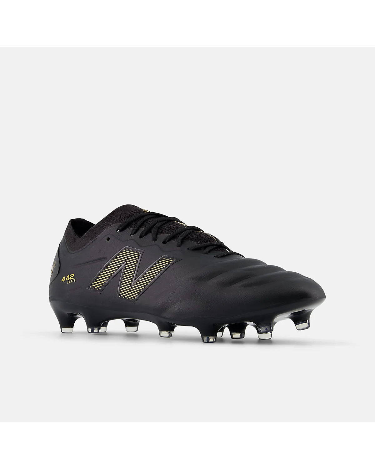 Микрофибровый верх и сетка на корпусе бутс New Balance с золотистым логотипом.