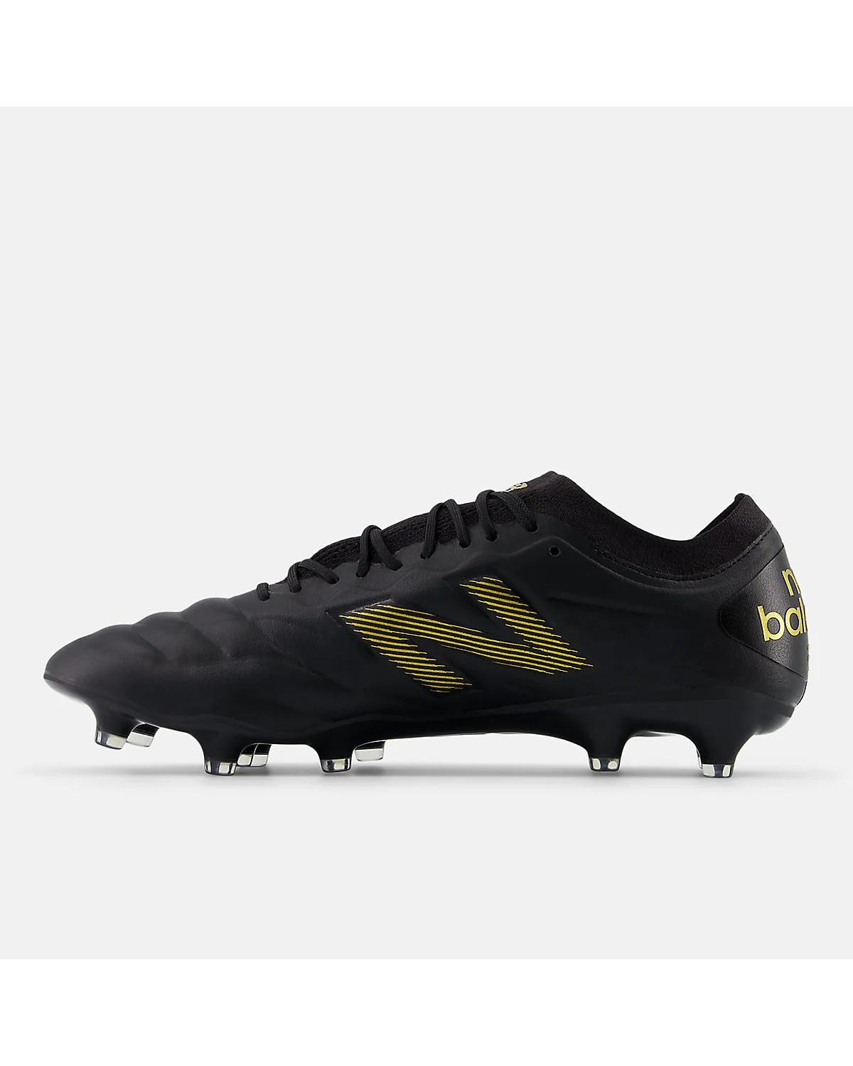 Чёрные бутсы New Balance 442 Elite FG, вид снизу с коническими шипами.