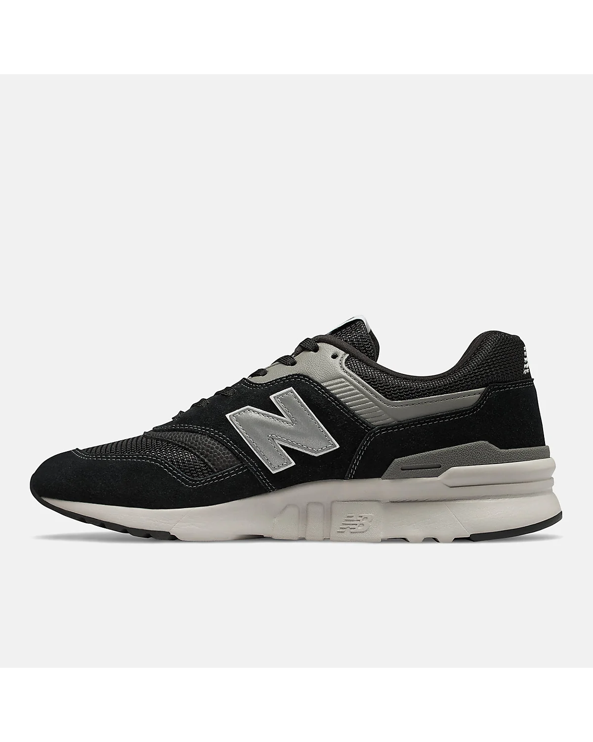Чёрные кроссовки New Balance 997H, трёхчетвёртный вид с сеткой и логотипом.