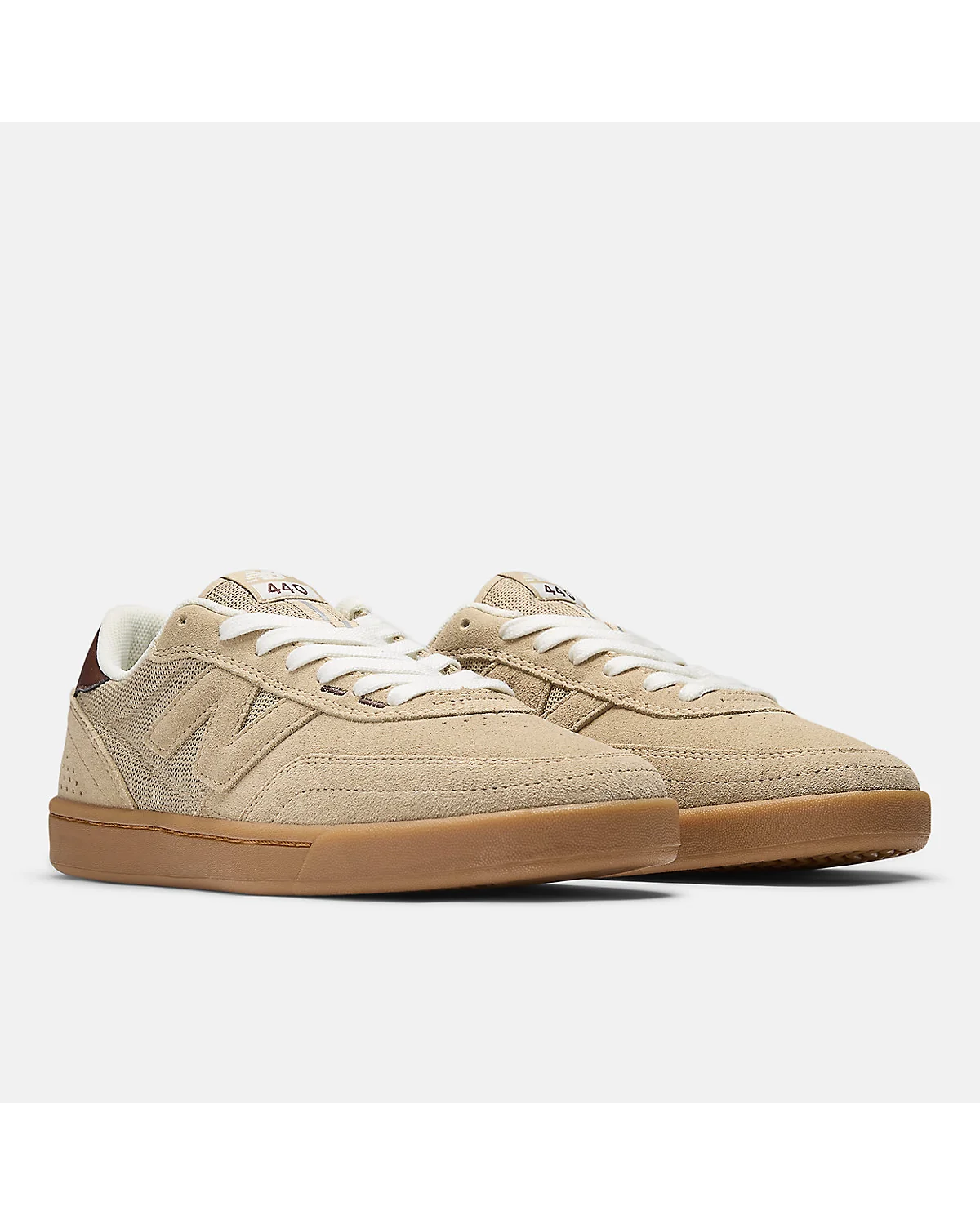 Бежевые кроссовки New Balance 440, вид сверху с панелями сетки.