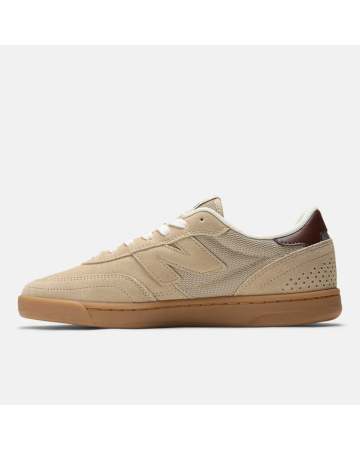 Коричневая подошва и боковой контур скейтовых кроссовок New Balance 440.