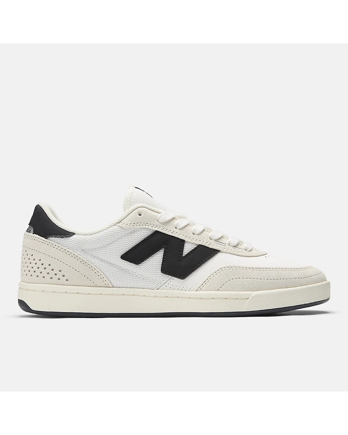 Светло-бежевые скейтовые кроссовки New Balance 440 с чёрным логотипом, вид сбоку.