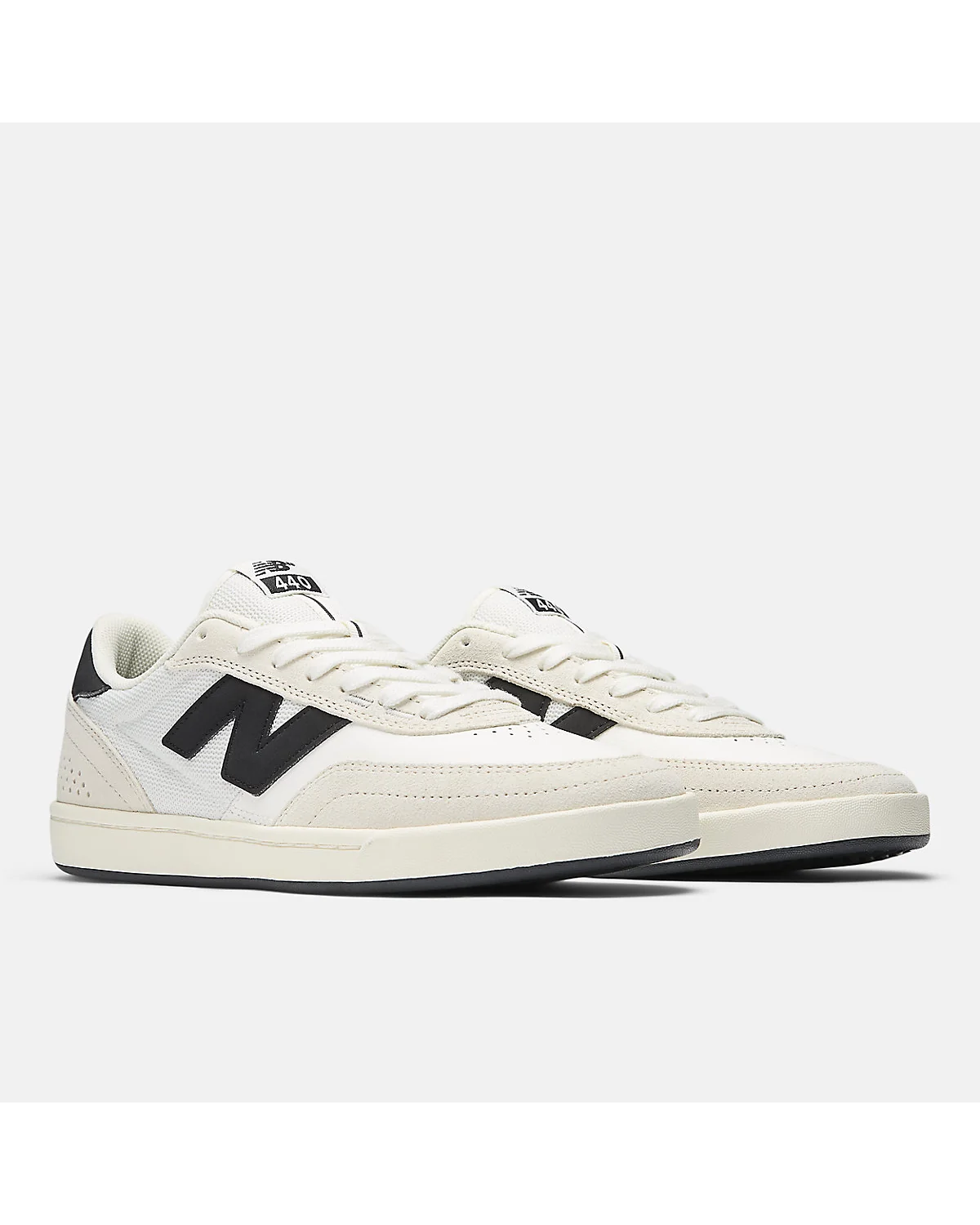 Светло-бежевые кроссовки New Balance 440, трёхчетвёртный вид спереди-сбоку.