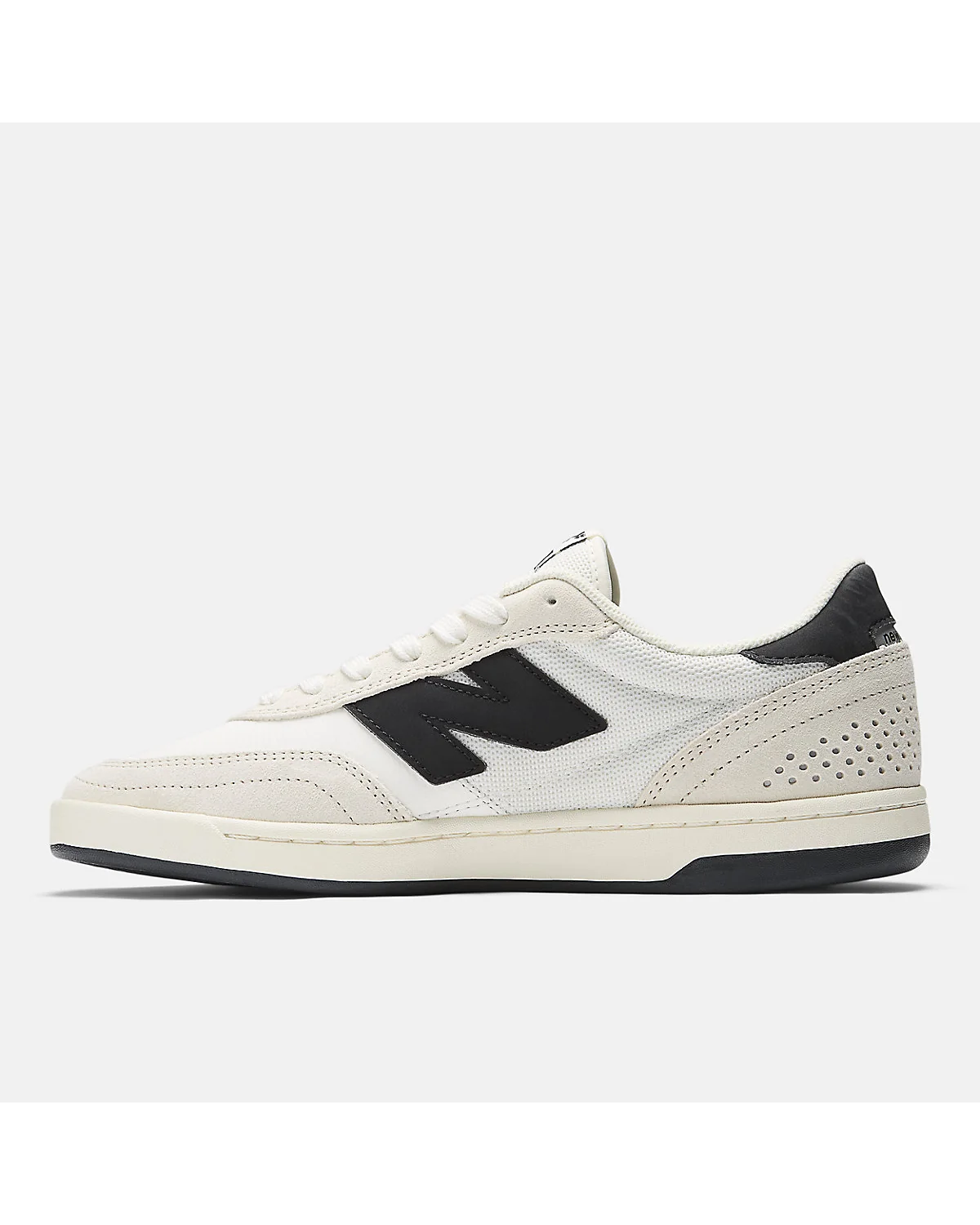 Скейтовые кроссовки New Balance 440 вид сверху, видны перфорация и подошва.