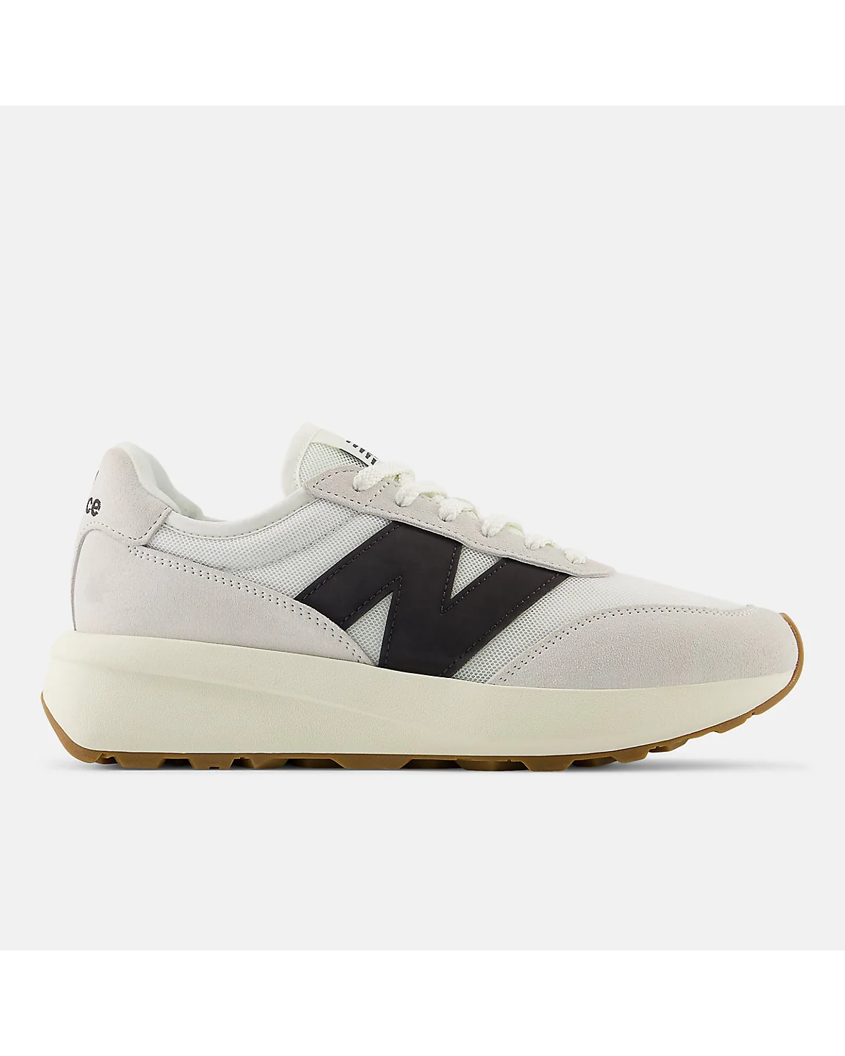 Светло-бежевые кроссовки New Balance 370 с чёрными вставками, вид сбоку.