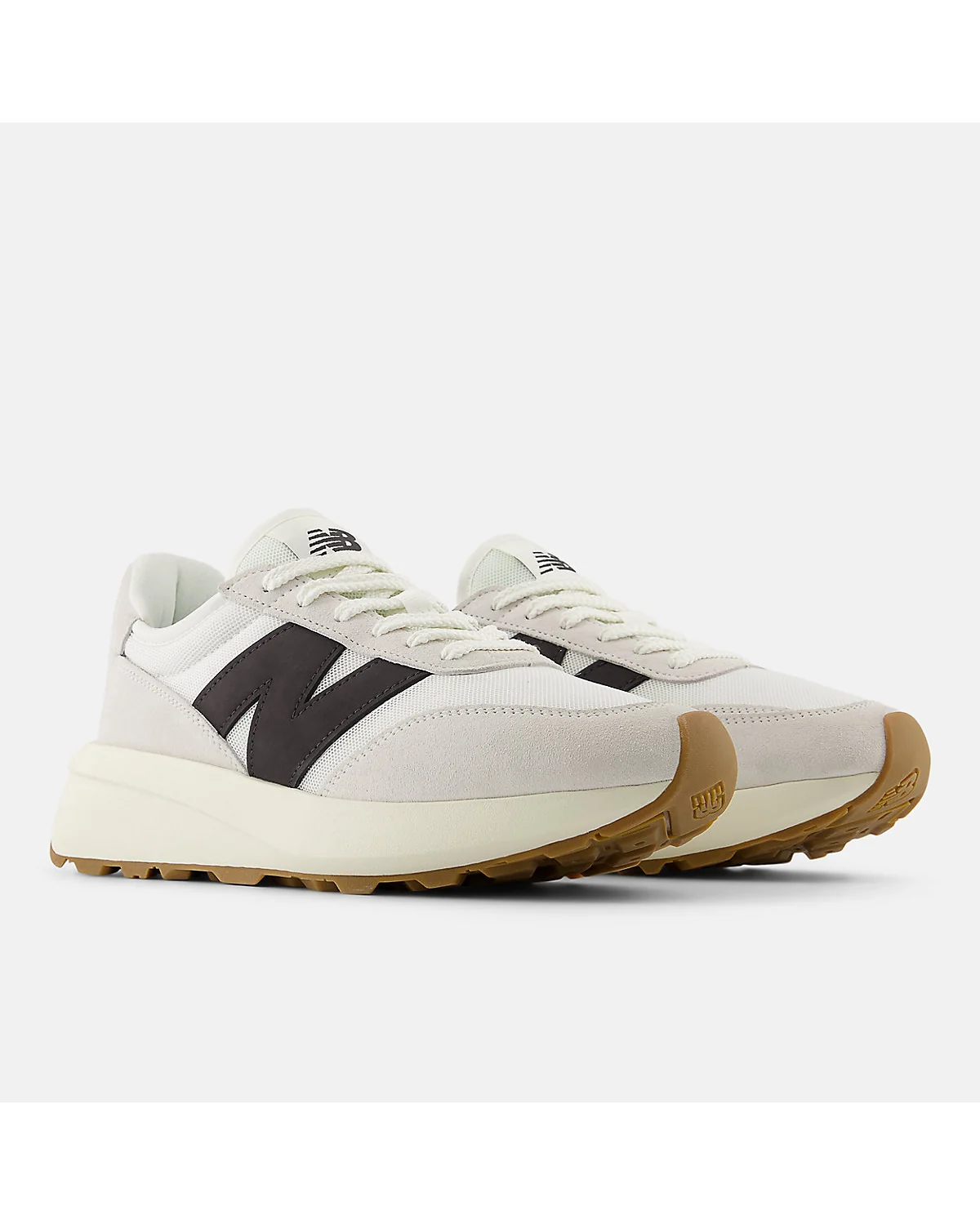 Светлые кроссовки New Balance 370, вид сверху с внутренней частью.
