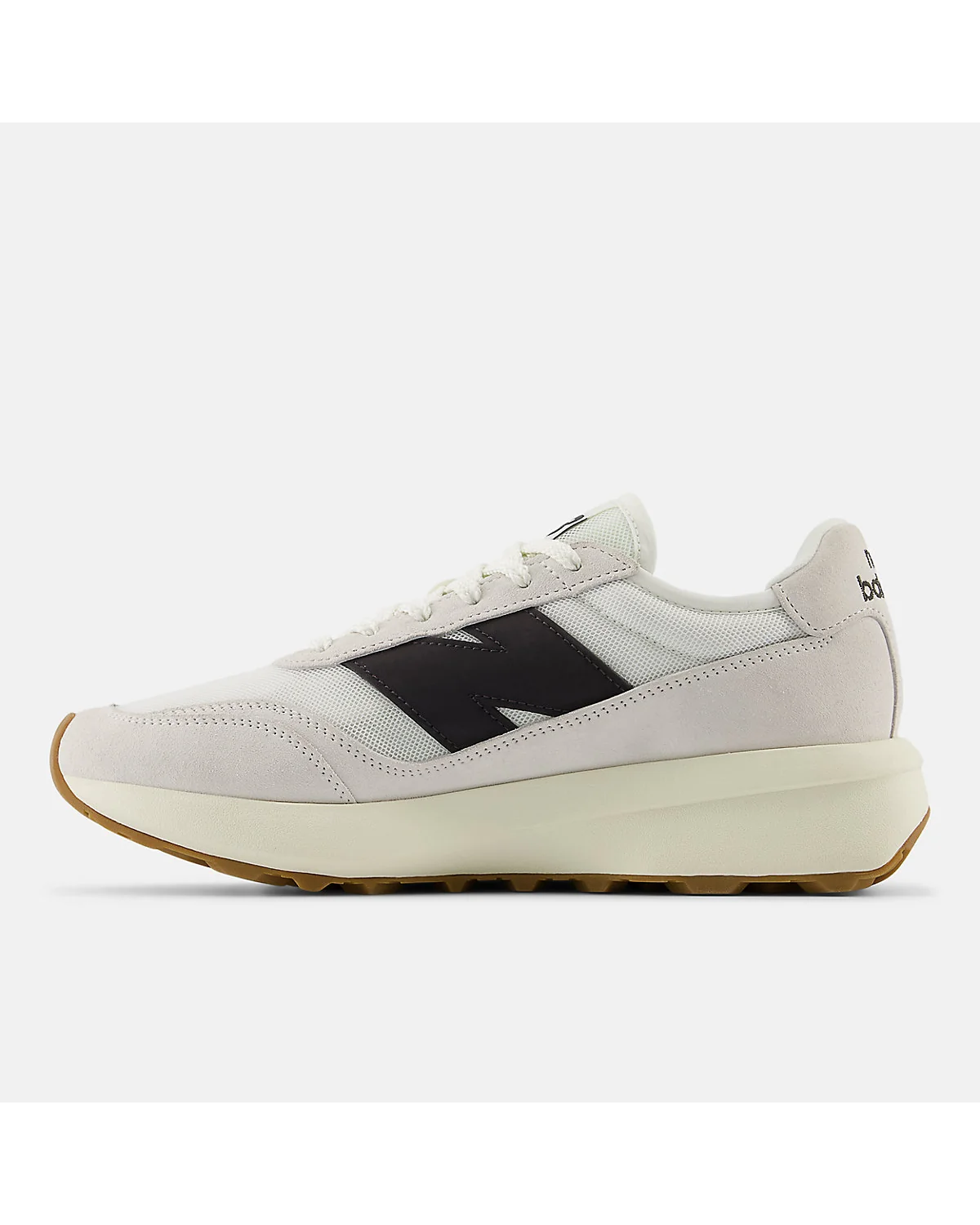 Резиновая подошва кроссовок New Balance 370, виден сдержанный дизайн.