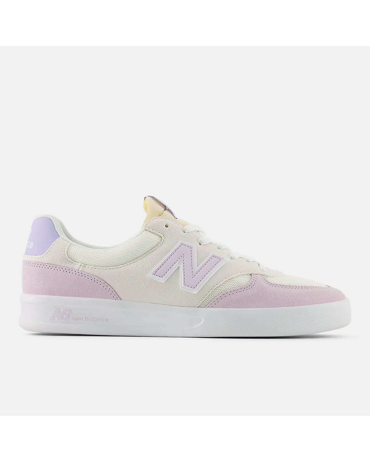 Сиреневые кроссовки New Balance CT300 в пастельных розовых тонах, вид сбоку.