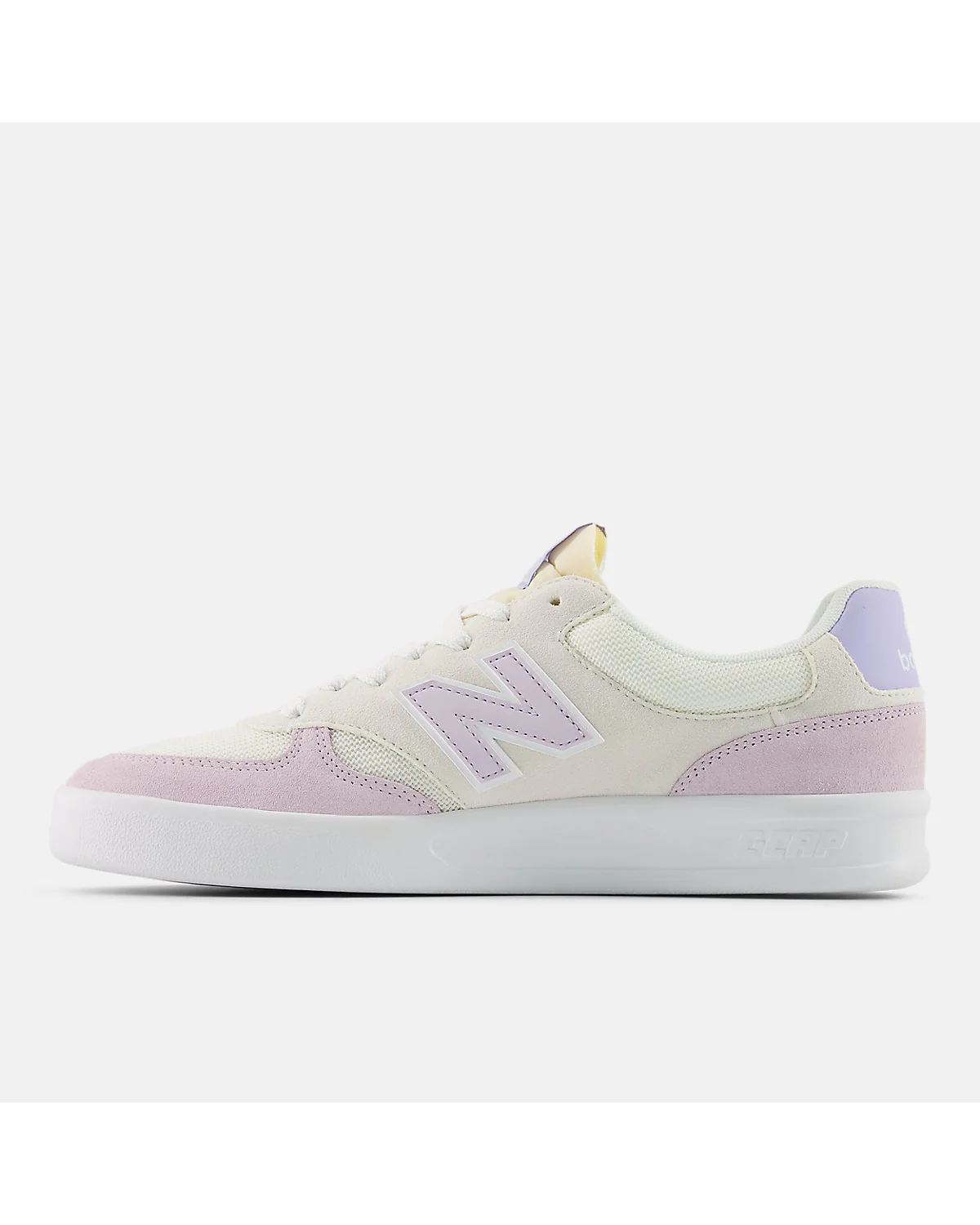 Светлая подошва и боковая панель кроссовок New Balance CT300, виден дизайн.